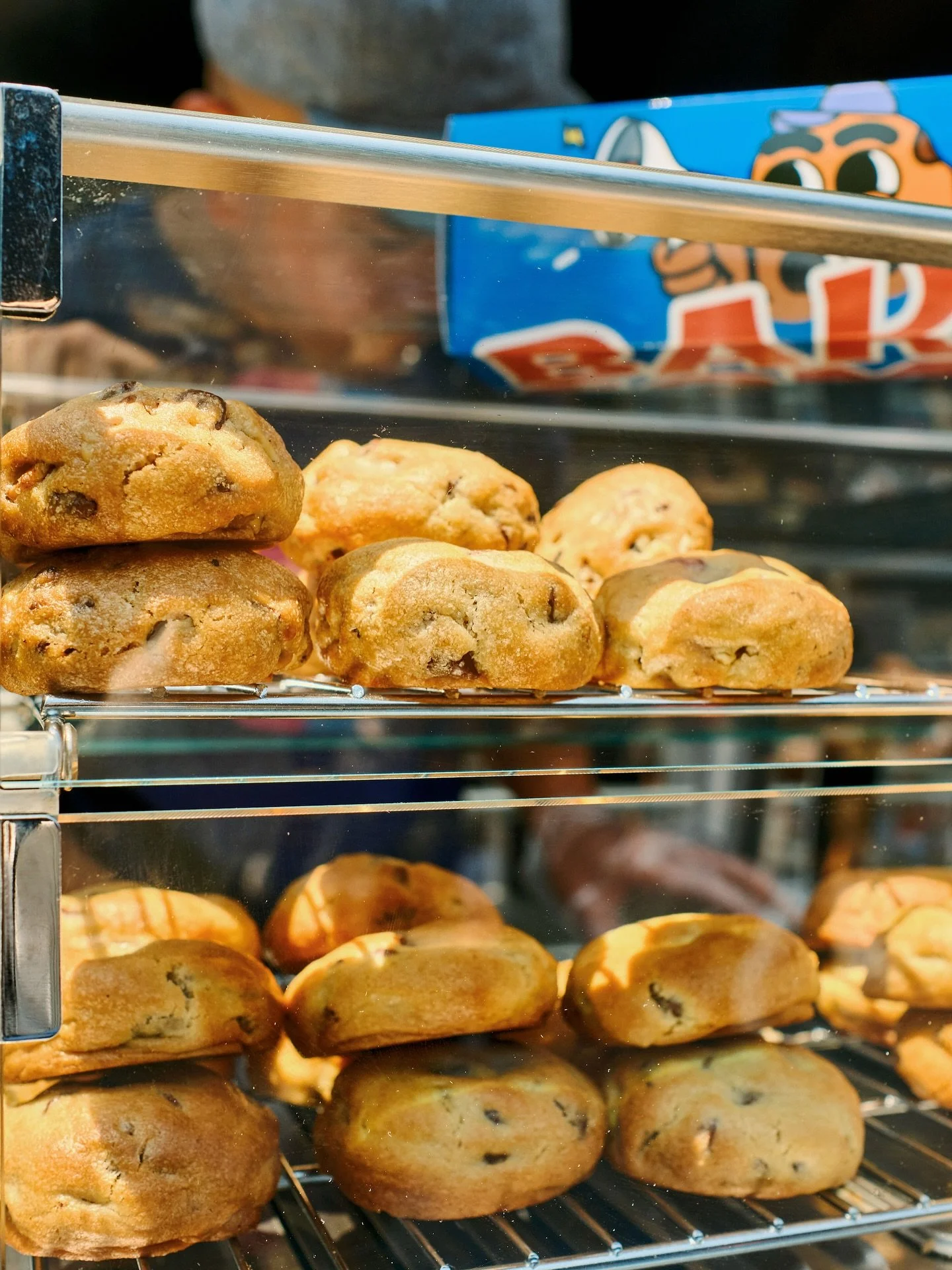 PEOPLE ALWAYS ASK HOW WE GET THEM SHAPED SO PERFECTLY. HERE&rsquo;S HOW - SIIIKE! NOT TELLING YOU!👨🏽&zwj;🍳🍪#bakesomenoise