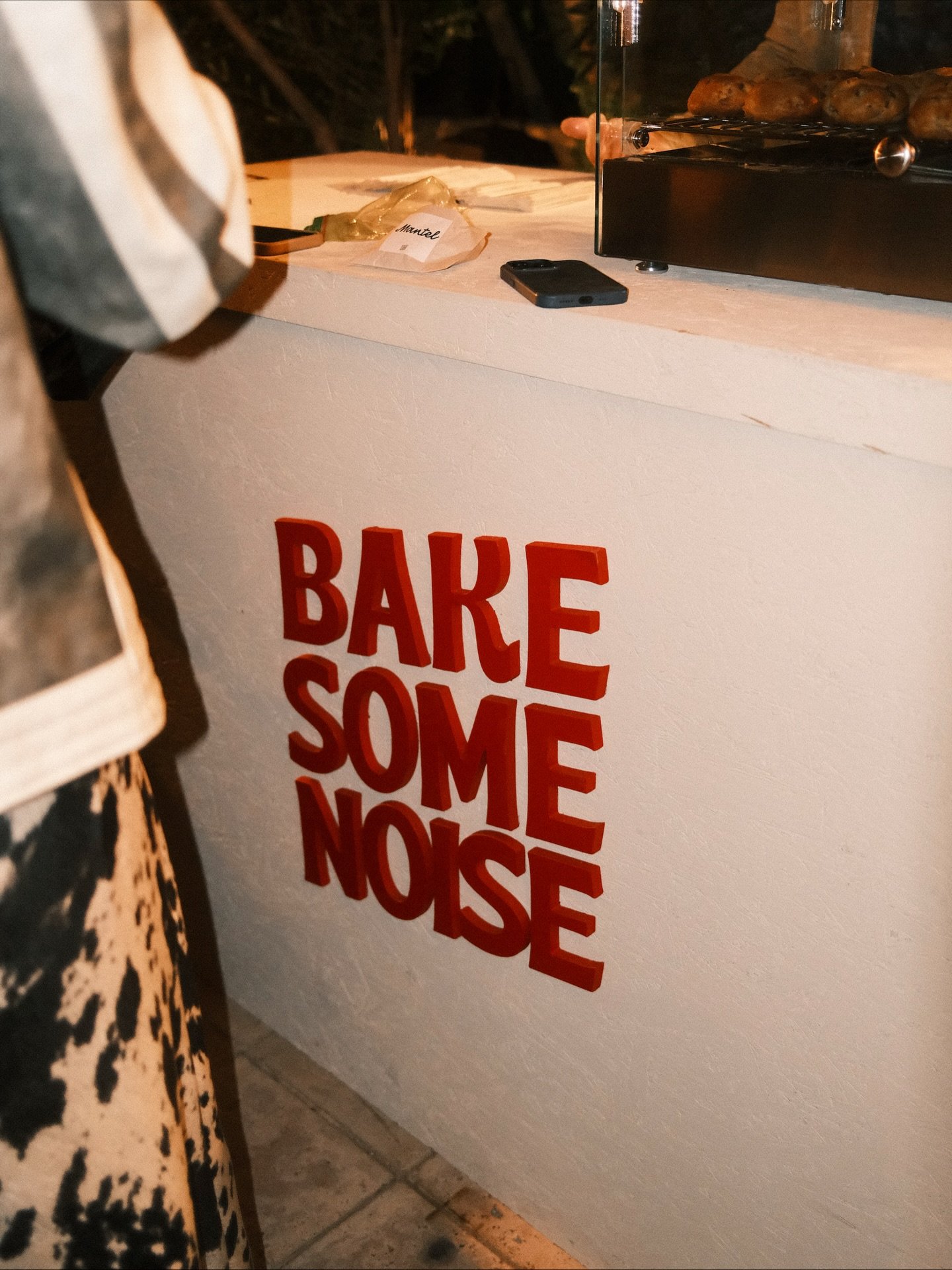 SURE, YOU COULD HIT COSTCO, GRAB 1,000 COOKIES FOR $40, AND TOSS &rsquo;EM ON A TABLE&hellip; BUT THAT&rsquo;S LIKE SERVING BOXED WINE AND CALLING IT AN OPEN BAR. TRY A WARM COOKIE BAR THIS HOLIDAY SEASON 👨🏽&zwj;🍳🍪 #bakesomenoise
