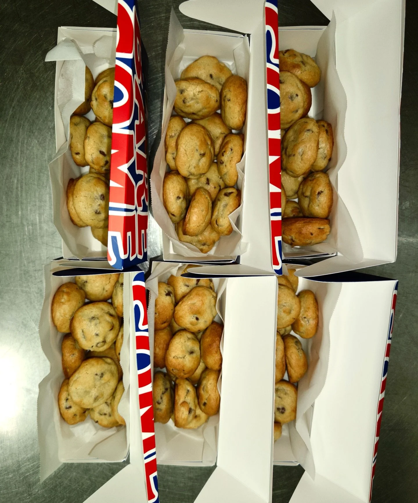 FRESH OUT THE OVEN AND STRAIGHT TO YOUR DOOR. LOCAL DELIVERY MON-FRI ON THE SITE👨🏽&zwj;🍳🍪 NO BS SERVICE FEES LIKE DIORDASHE🤝 #bakesomenoise