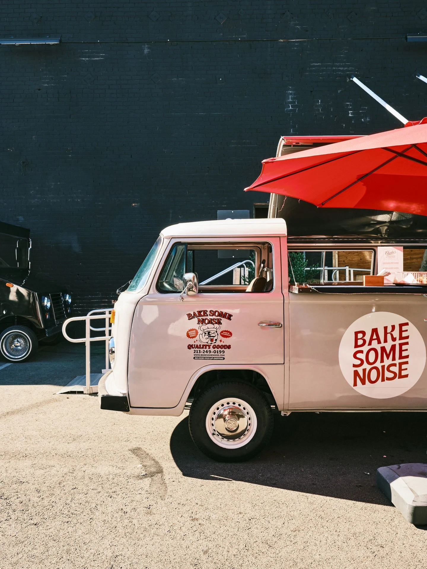 ONE OF THE PERKS OF RUNNING A COOKIE COMPANY: PULLING UP TO YOUR KID&rsquo;S BIRTHDAY PARTY WITH SOME FRESH ONES AND NEVER GETTING THE INVOICE🧾 #bakesomenoise

AND WHILE WE&rsquo;RE HERE, SHOUT OUT THESE BUSINESSES THAT CAME THRU:
SLICES- @pizza.ana