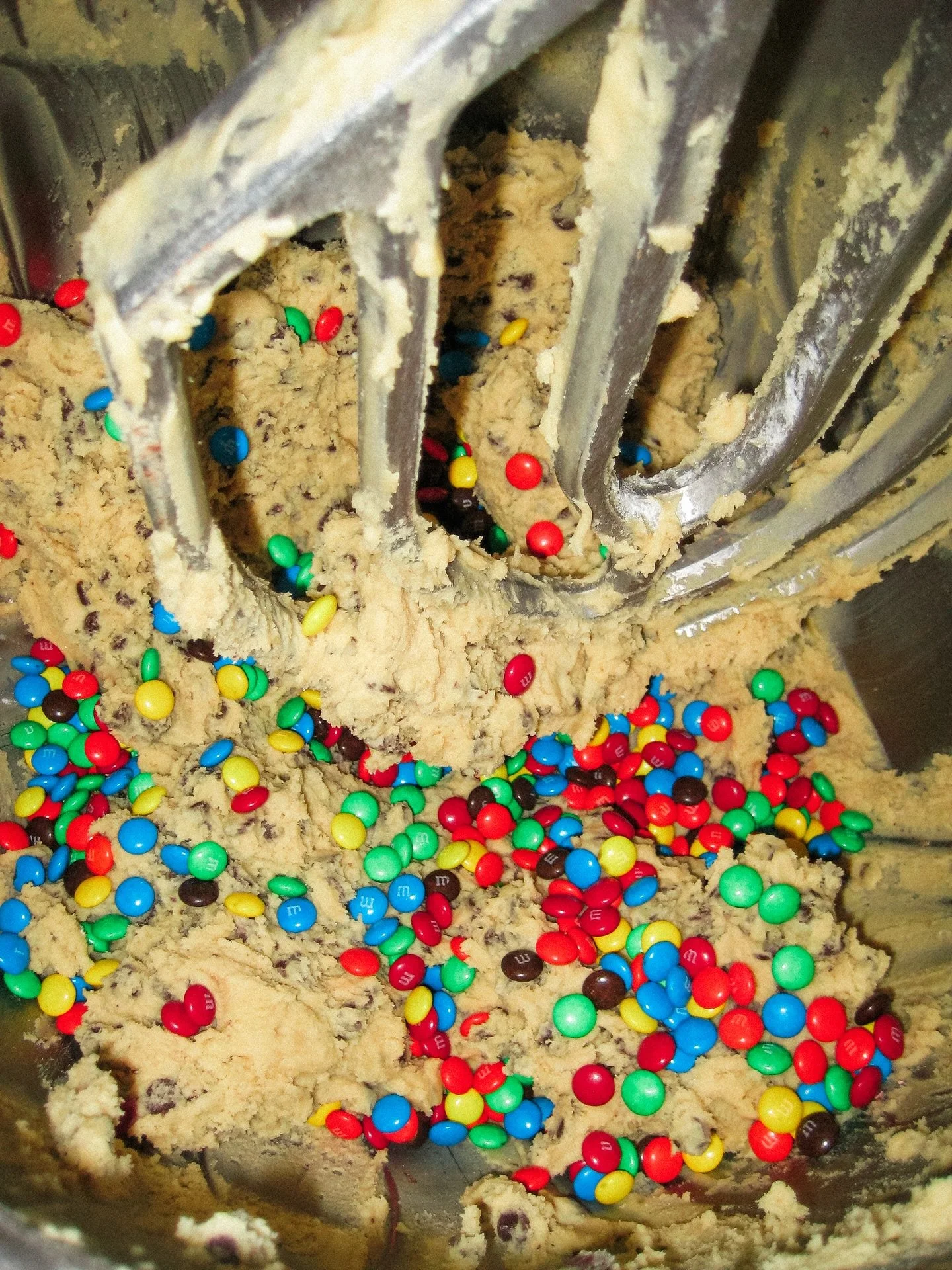 MADE A WHILE BACK FOR OUR FRIENDS @goodboywine. NEVER HIT THE PUBLIC&hellip; UNTIL MAYBE NOW.
CHOCOLATE CHIPS + M&amp;M&rsquo;S?! ABSOLUTE JACKPOT 🍪🎰
WOULD YOU GRAB ONE? #bakesomenoise