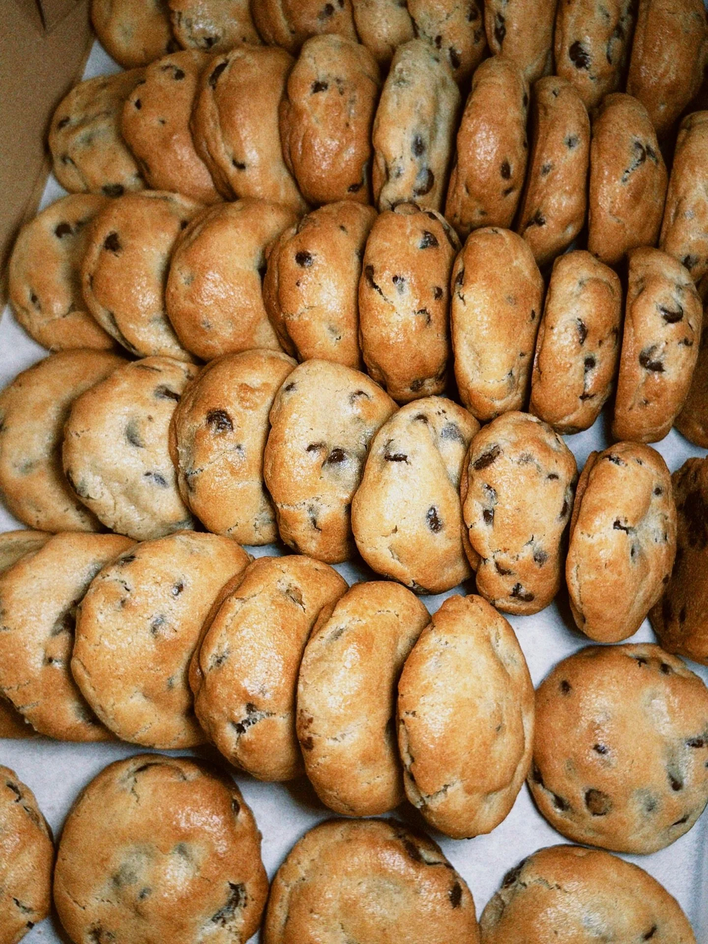 YOU GOTTA KEEP IT MOVIN&rsquo; IF THIN AND FLAT IS YOUR JAM🍪🍪🍪 #bakesomenoise