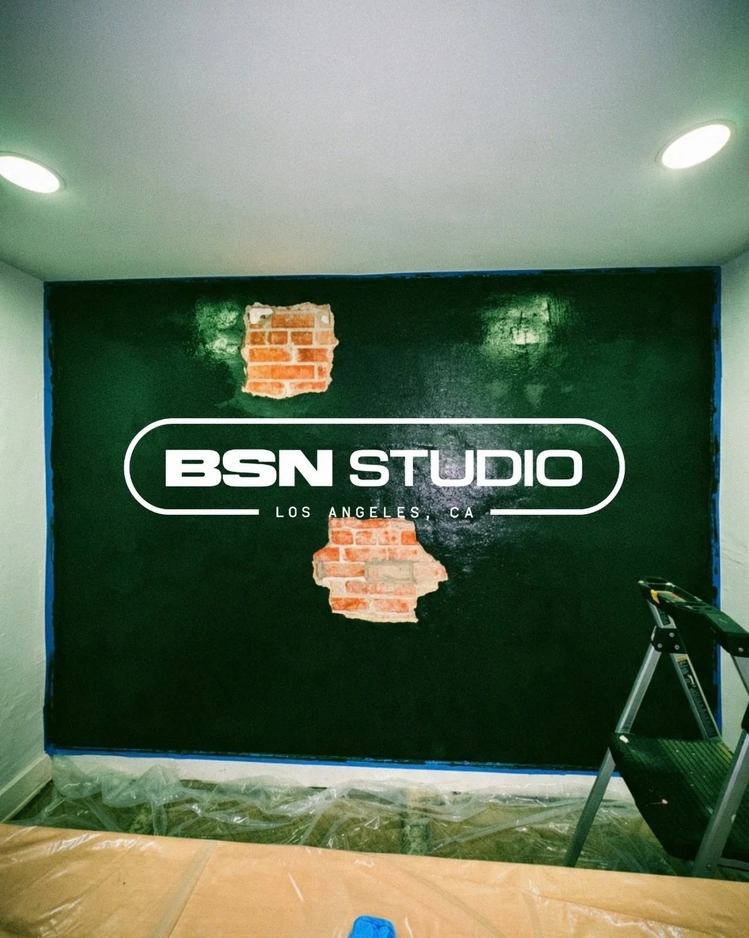 NOT QUITE FINISHED🧱THE STU COMING TOGETHER SLOWLY BUT SURELY! CUSTOM BOOTH BY @builditfromhere. #bakesomenoise