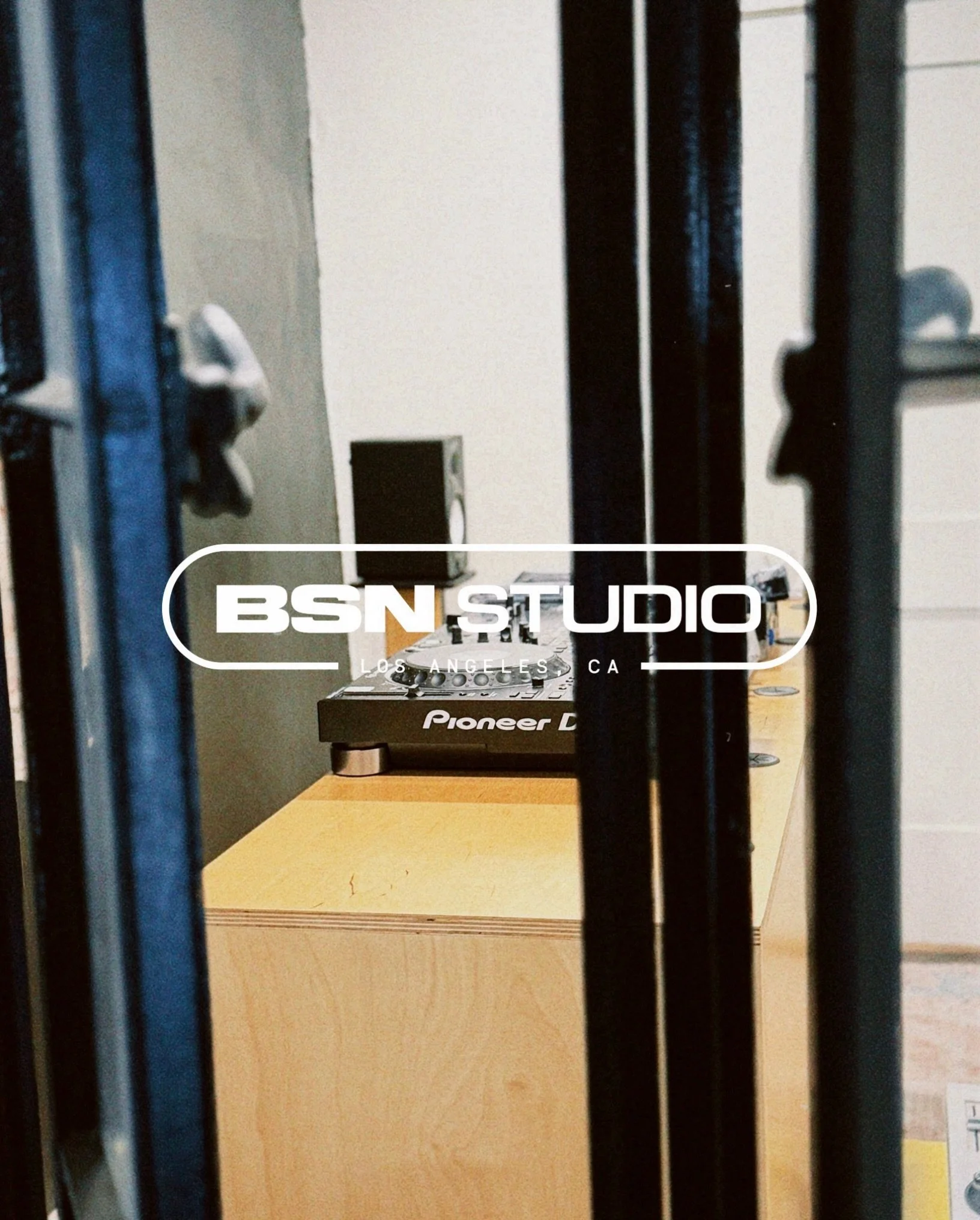 THE STUDIO IS OPEN TONIGHT FOR YOUR VIEWING PLEASURE. ARTWORK DIDN&rsquo;T MAKE IT IN TIME BUT YOU GET THE IDEA. LET&rsquo;S HAVE SOME FUN BUT PLEASE DON&rsquo;T PUT COOKIE GREASE ON THE CDJ-3000s. #bakesomenoise