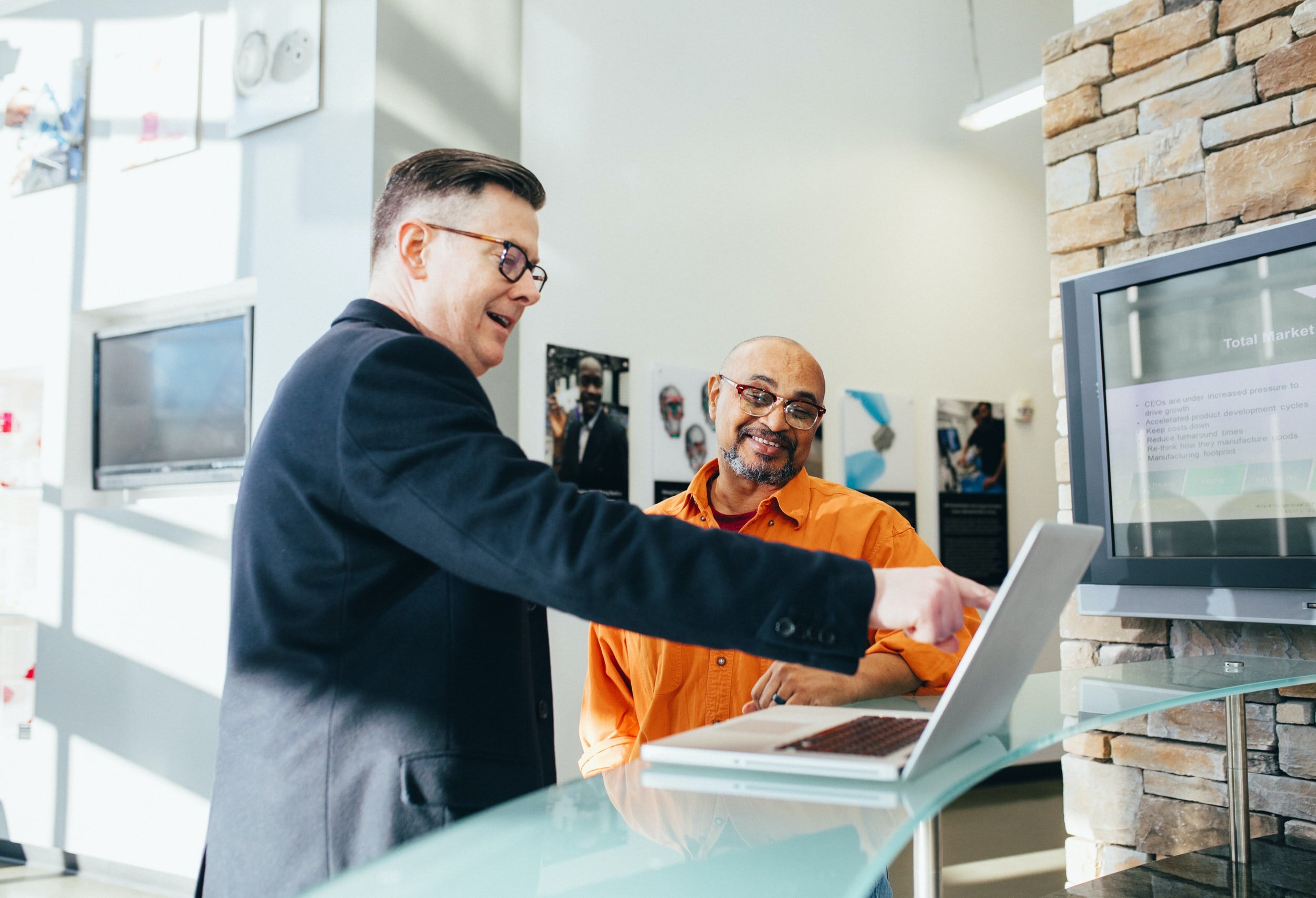 coworkers-discussing-with-computer-screen