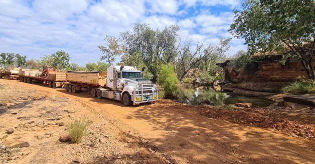 The second load of materials makes it&rsquo;s way out to Bullo River Station for the next stage of the project 💪.
.
.
.
.
.
.
#fredbuild #construction #remotework #truck #northernterritory #outbackaustralia #bulloriverstation #builder #ntbuilder #co