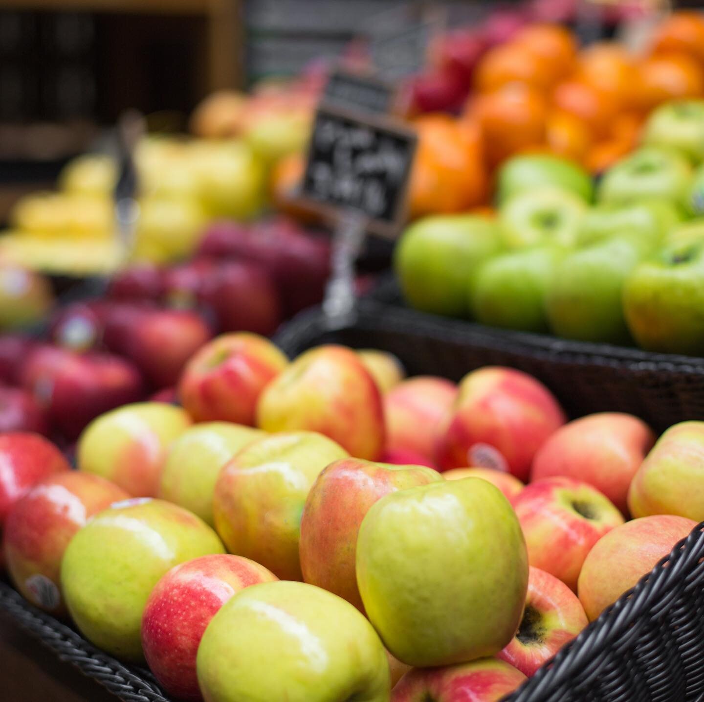 La pomme, fruit pr&eacute;f&eacute;r&eacute; des Fran&ccedil;ais est de loin le plus contamin&eacute; par les pesticides 
Le simple lavage ne suffit pas et l&rsquo;&eacute;plucher la prive de ces propri&eacute;t&eacute;s essentielles
La solution, cho