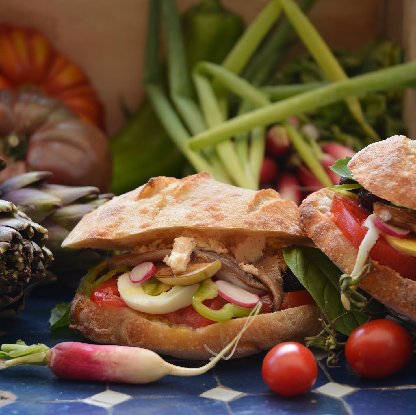 Même si à l&rsquo;origine cette recette servait à récupérer les restes de légumes de saison, au fil du temps elle est devenue chasse gardée de la cuisine Nissarde et bien mal qui s&rsquo;aviserait d&rsquo;y rajouter la moindre pièce rapporté