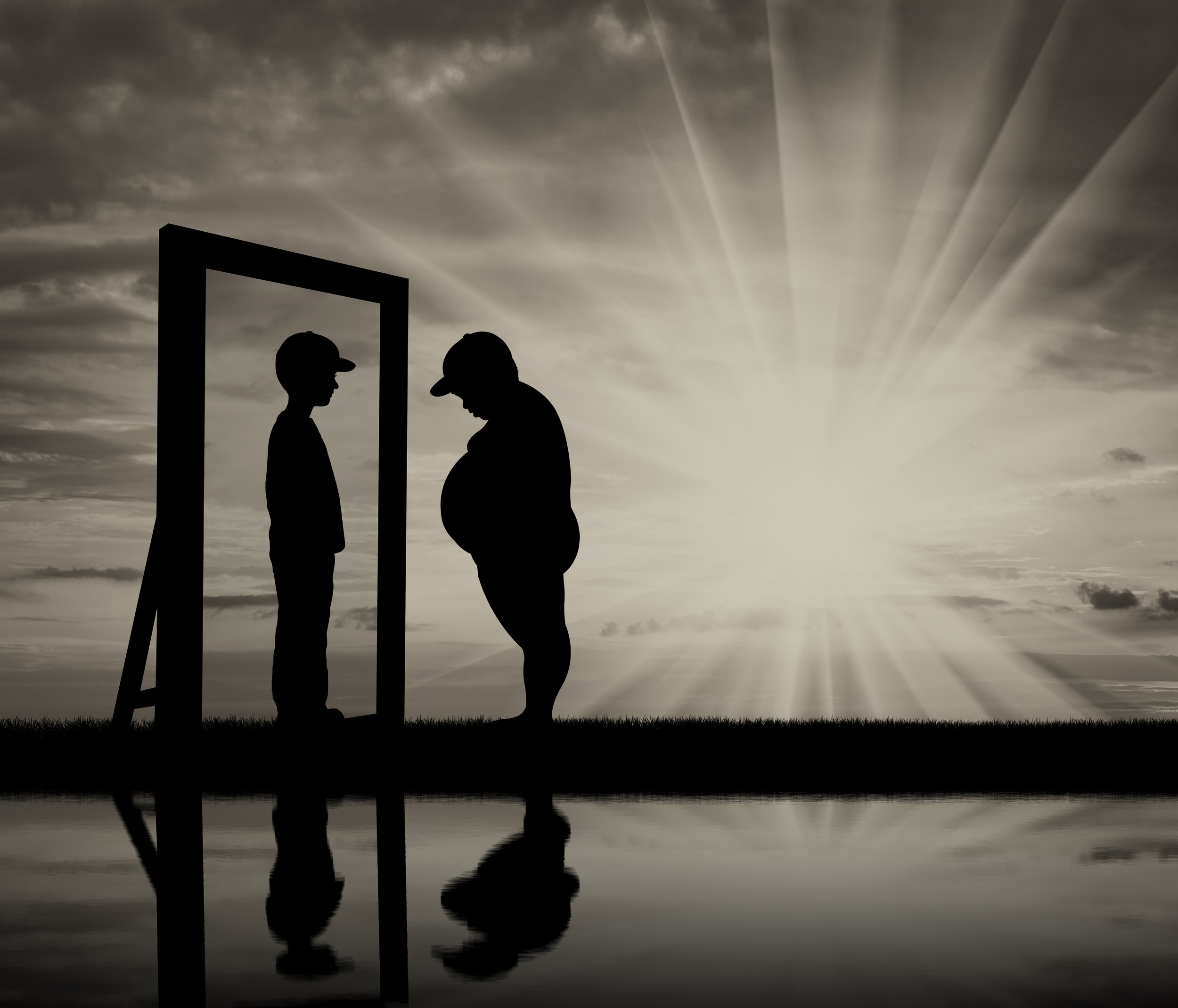 Adolescent en situation d’obésité se regardant dans un miroir et imaginant une silhouette plus mince – illustration de l’image corporelle et du rapport au poids.