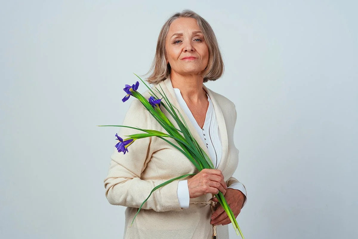 Femme à la ménopause illustrant une approche apaisée de l’alimentation.