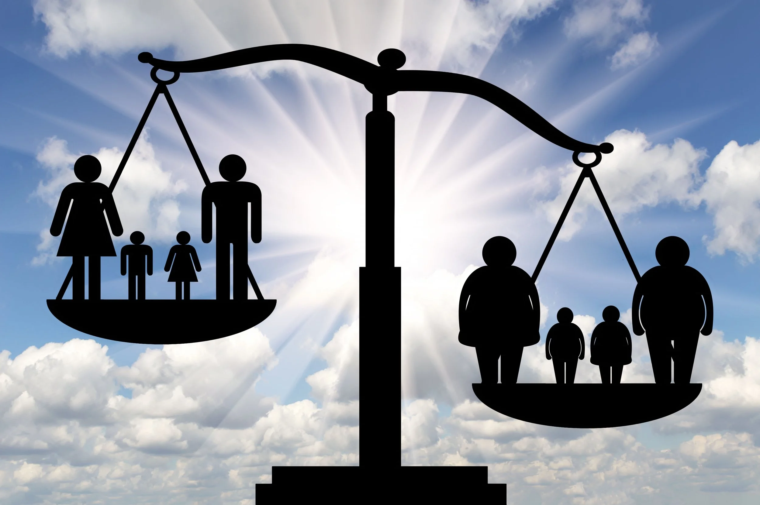 Balance illustrant l’impact de l’environnement familial sur le surpoids chez l’enfant, avec une famille équilibrée d’un côté et une famille en situation d’obésité de l’autre.