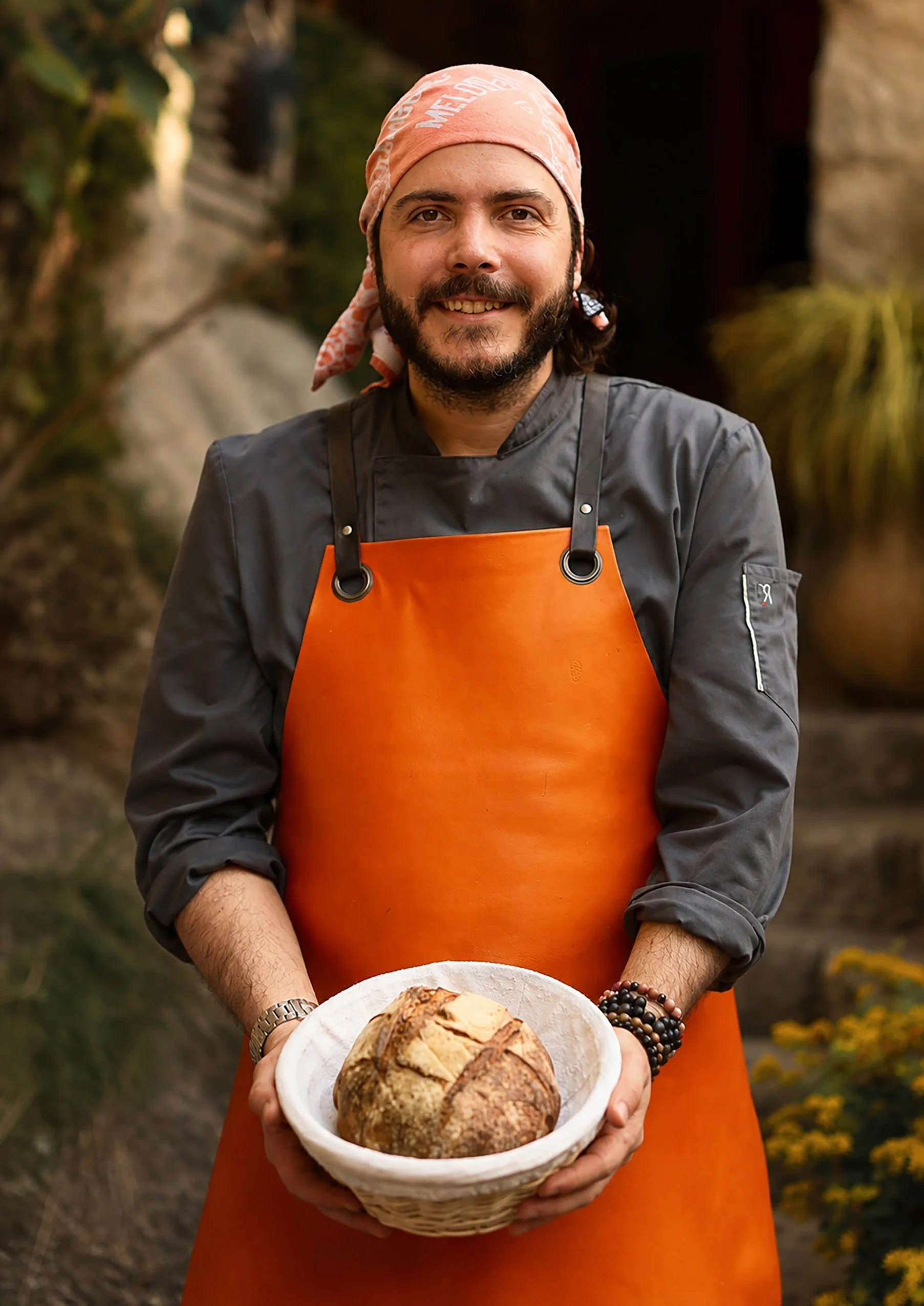Romain Clavel-Millo, chef du restaurant Les Plaisirs à Peillon, présentant un pain artisanal.
