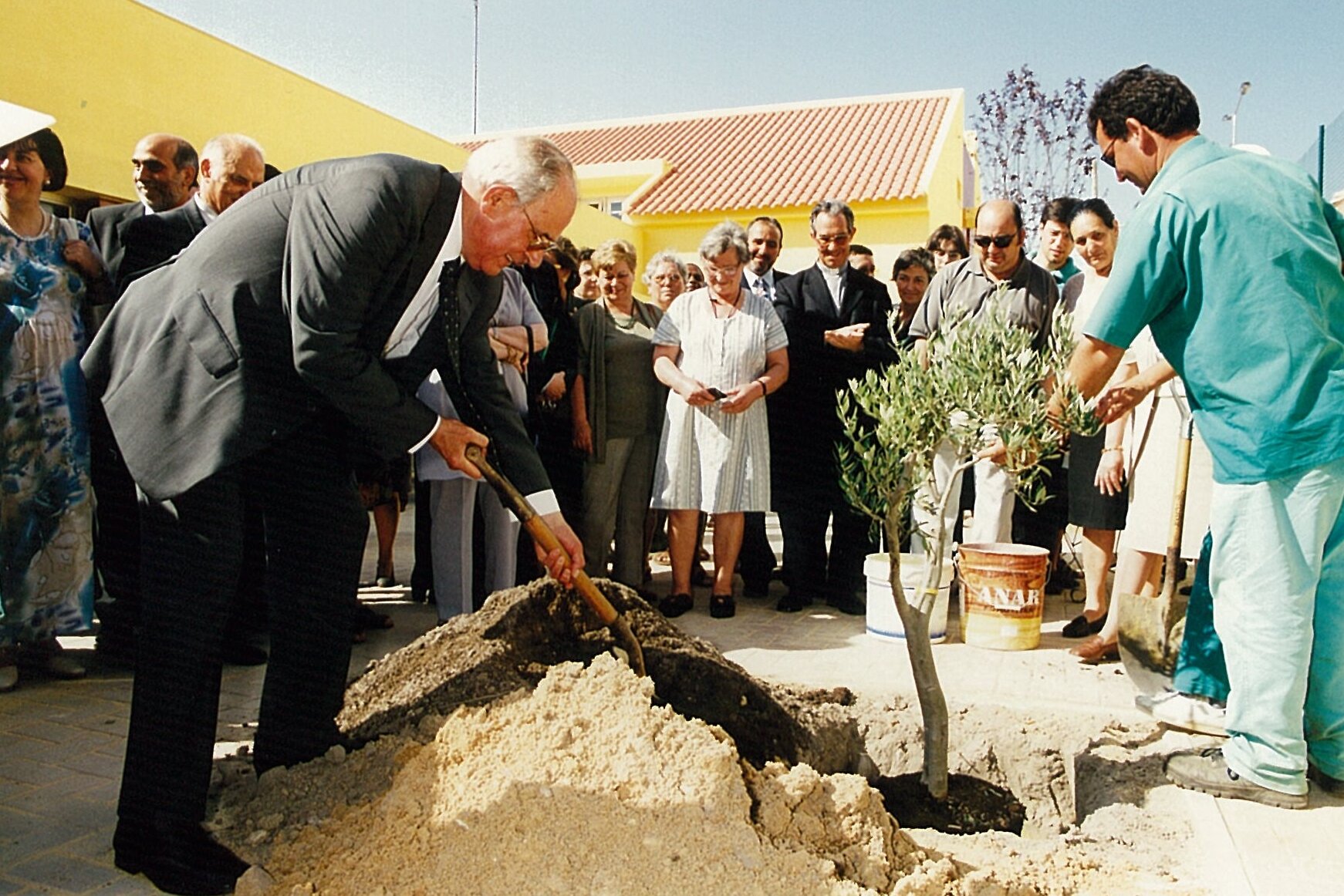 Pe. Ricardo planta a oliveira no C.C.Renascer