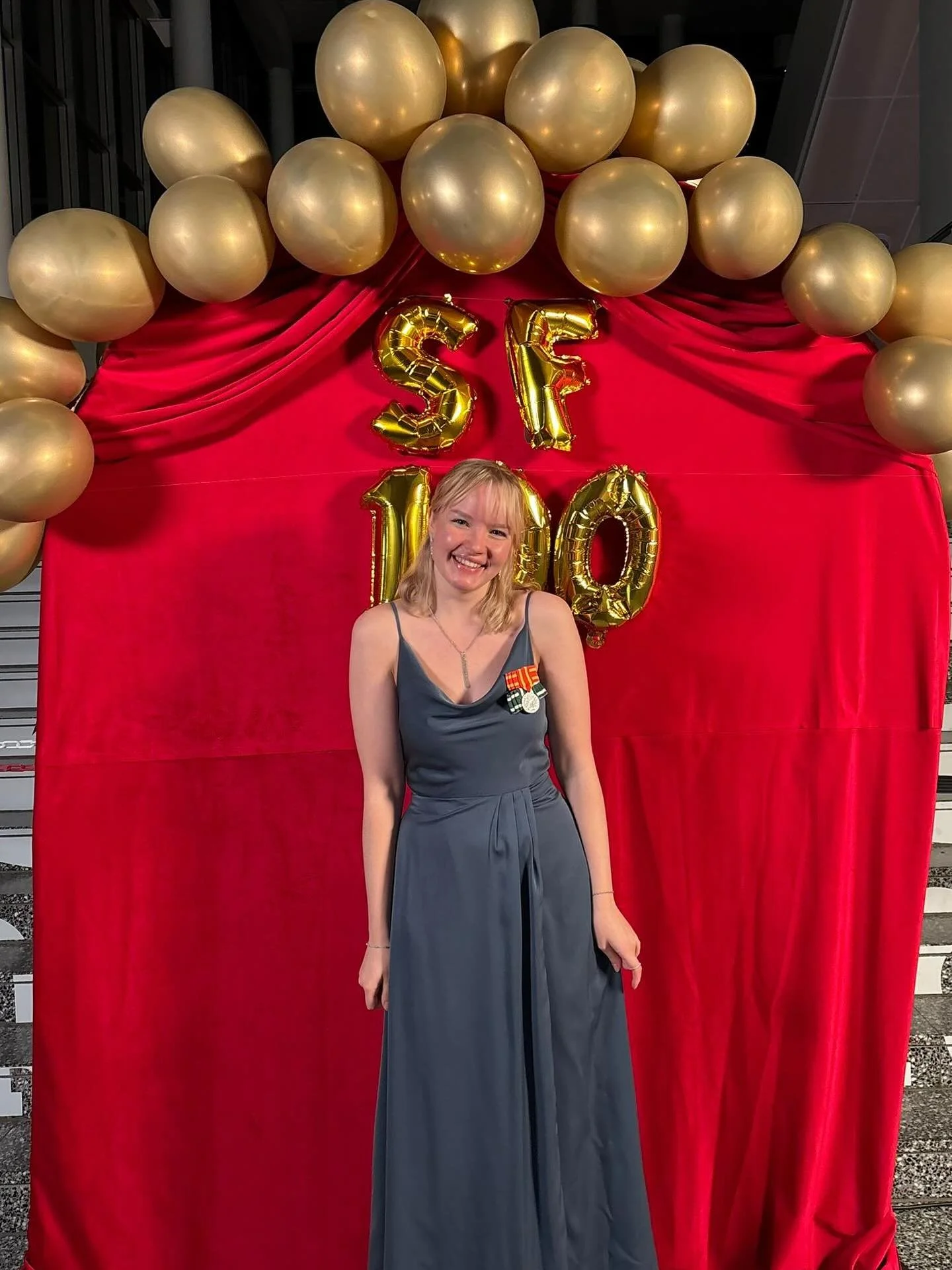 Ett par helger sedan deltog ordf&ouml;rande Amanda p&aring; @sfklubben 100:e jubbe&aring;rsfest!🥳
Grattis p&aring; hundra&aring;rsdagen!💛❤️