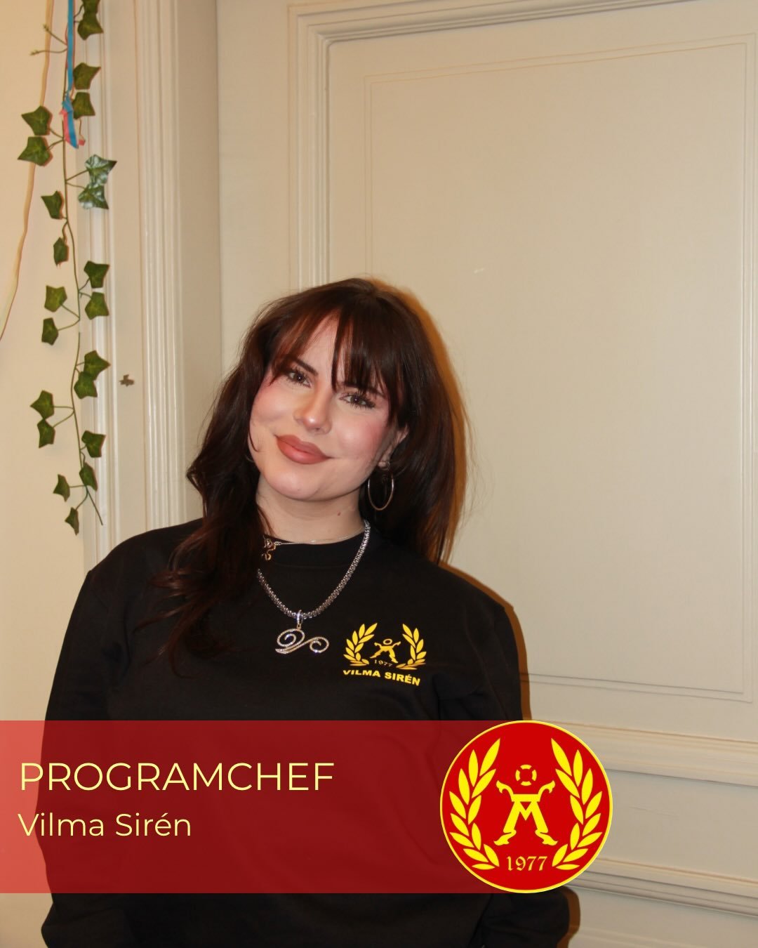 Presentation av &Aring;sNas programchef under &aring;ret 2026! 

Tjenis!!
Jag heter Vilma och lever sista dagarna av mitt ton&aring;rs liv. Kommer fr&aring;n Pargas och studerar f&ouml;r tillf&auml;llet teologi f&ouml;rsta &aring;ret. 

En funfact om