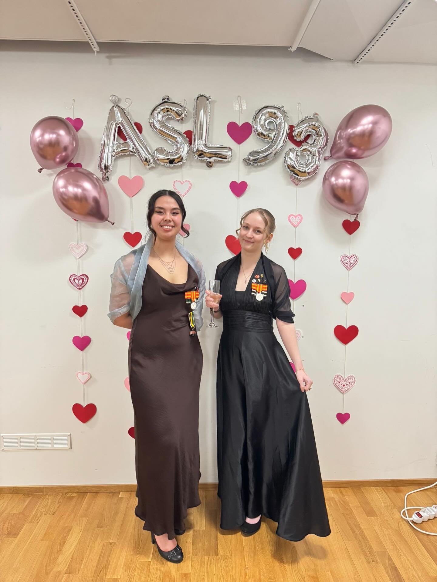 F&ouml;rra veckoslutet har ordf&ouml;rande Kayla Henriksson och vice-ordf&ouml;rande Carmela Wikstr&ouml;m reppat p&aring; @alandskastudentlaget &aring;rsfest! 🥂

Tack f&ouml;r inbjudan och grattis till 93 verksamhets&aring;r!🥂🇦🇽