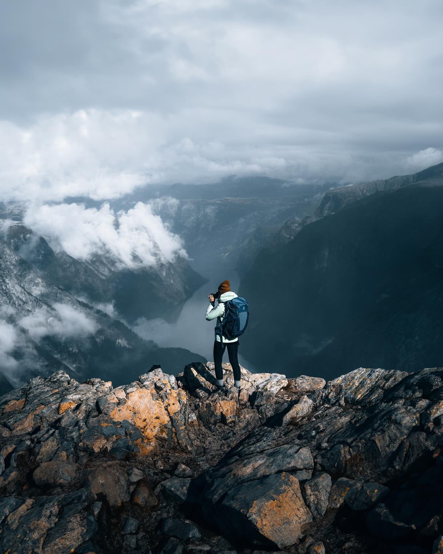 1300 meters steep drop. This place is just wild 🤯 If you want to experience a less crowded hike then climb the Bakkanosi in Norway.
.
📸: @sean_cgn 
📍: Vestland, Norway
.
#visitnorway #vestlandet #norges_fotografer