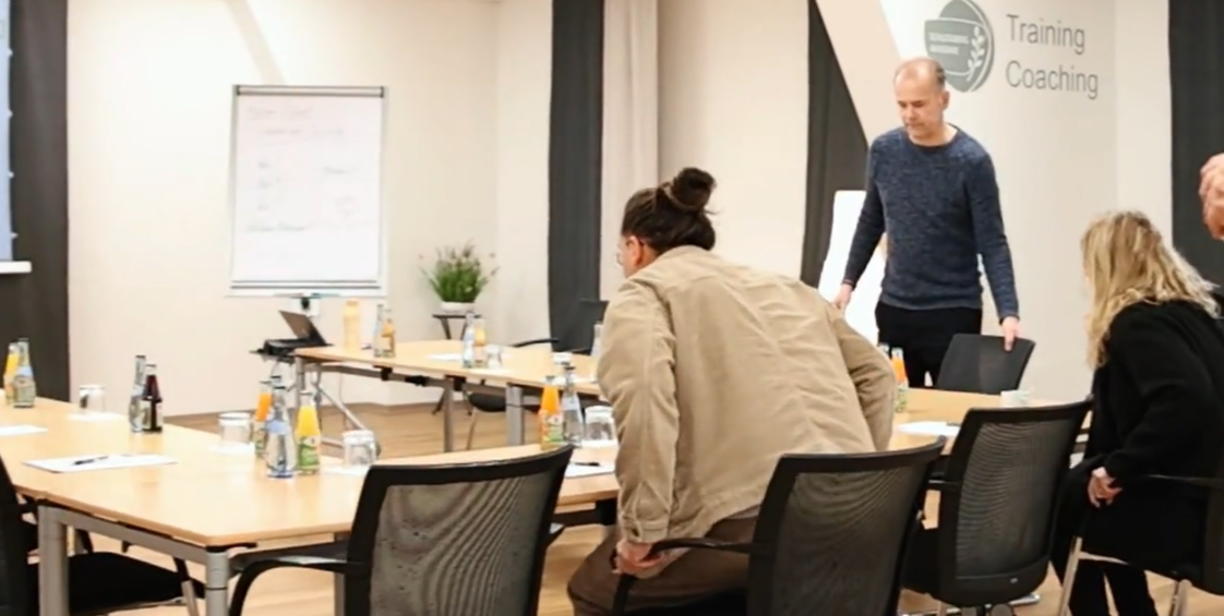 Foto Schulungsteilnehmer am Tisch