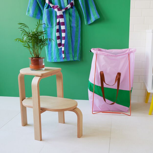 Altura Steep Stool disponible en el MoMA Design Store