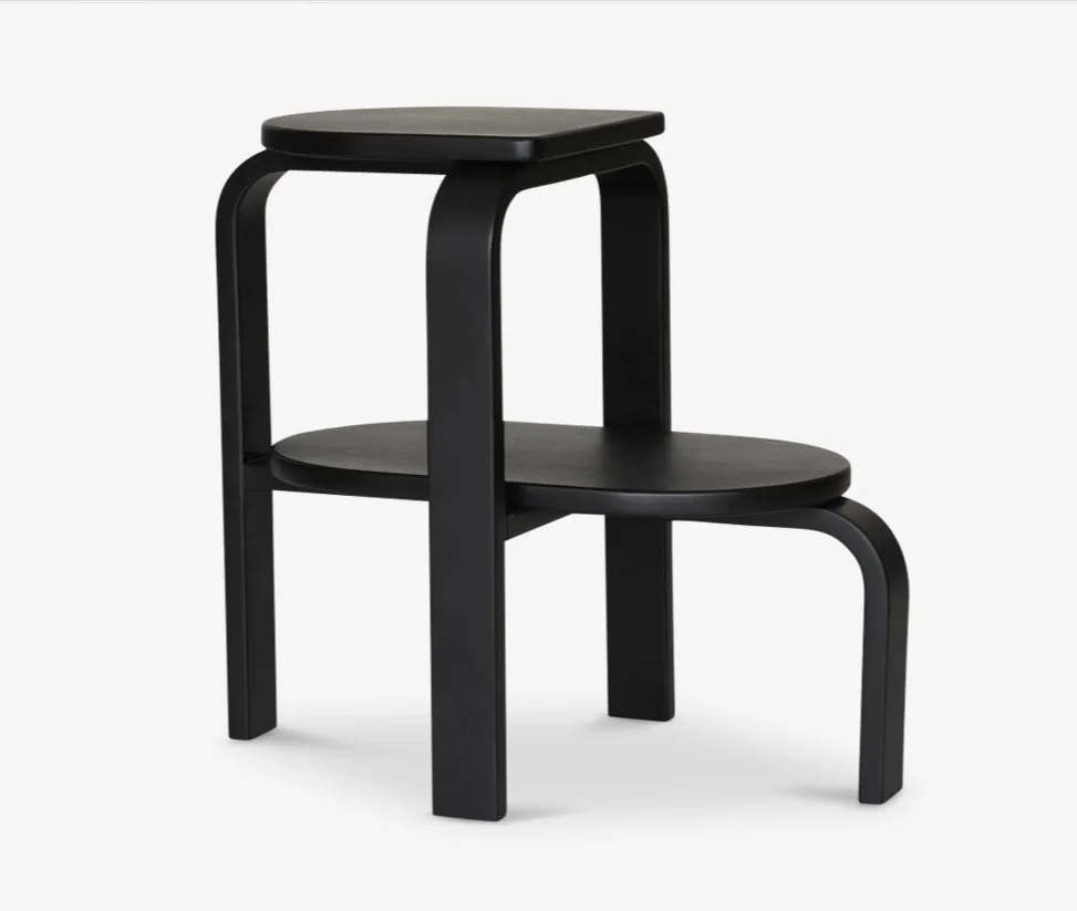ALTURA_STEP_STOOL_BLACK_SIDE_PATRICIA_PEREZ.jpg