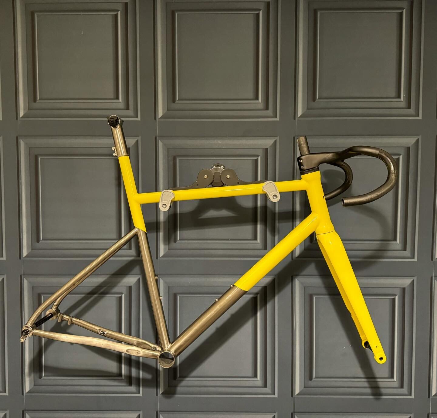 &ldquo;And it was alll yelllowwwww&rdquo;. A fun project for JW, a Firma with integrated seatpost, eccentric bottom bracket, integrated carbon handlebar and all finished in New York taxi yellow. 🚕

This Firma will do lots of commute miles as a singl