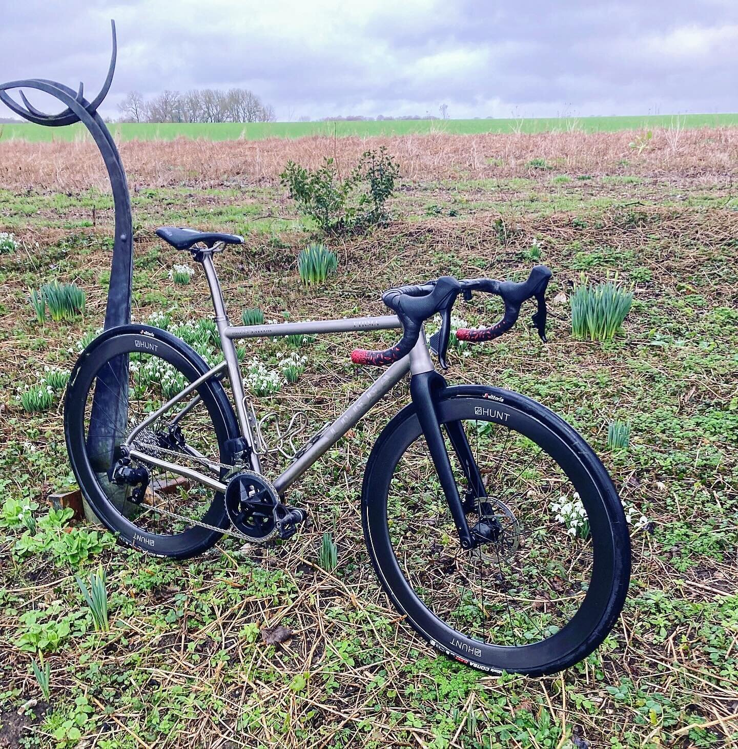 A nice finish for this lightweight Firma, at Brian&rsquo;s request we opted for narrower tubes for a lighter chassis and therefore a lightweight and durable ultra distance bike. Wishing you many happy miles Brian!

#terratitanium #titaniumbike #titan