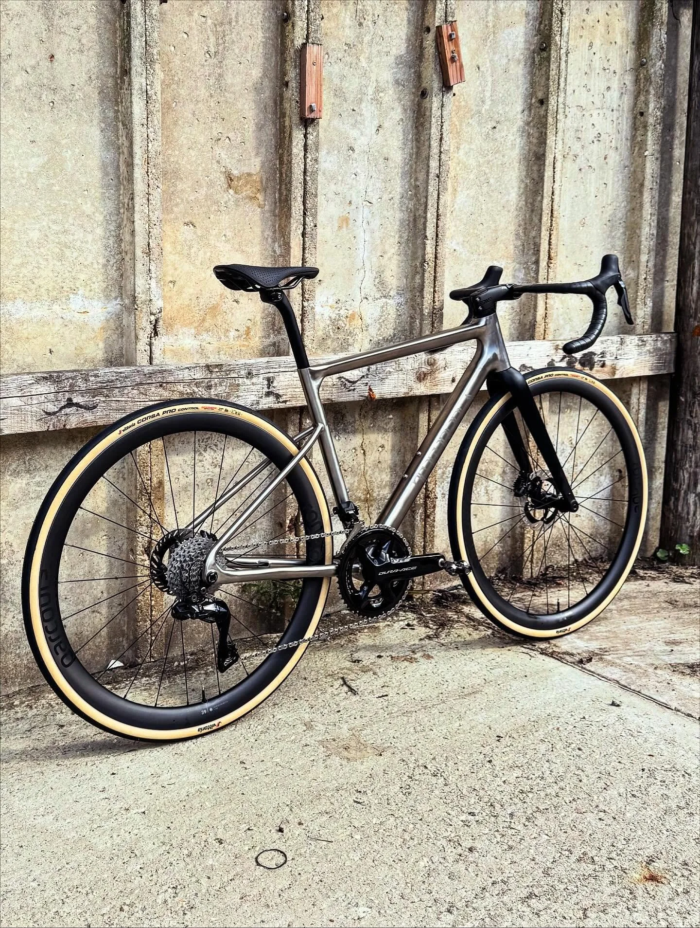 Delighted to hand this Firma 3D over to Charlie who is over from Australia and ordered ahead!

A dream spec with the best of the best from ENVE, Parcours and Dura Ace. 

Wishing you many many happy miles on your new machine Charlie. 

#newbikeday #te