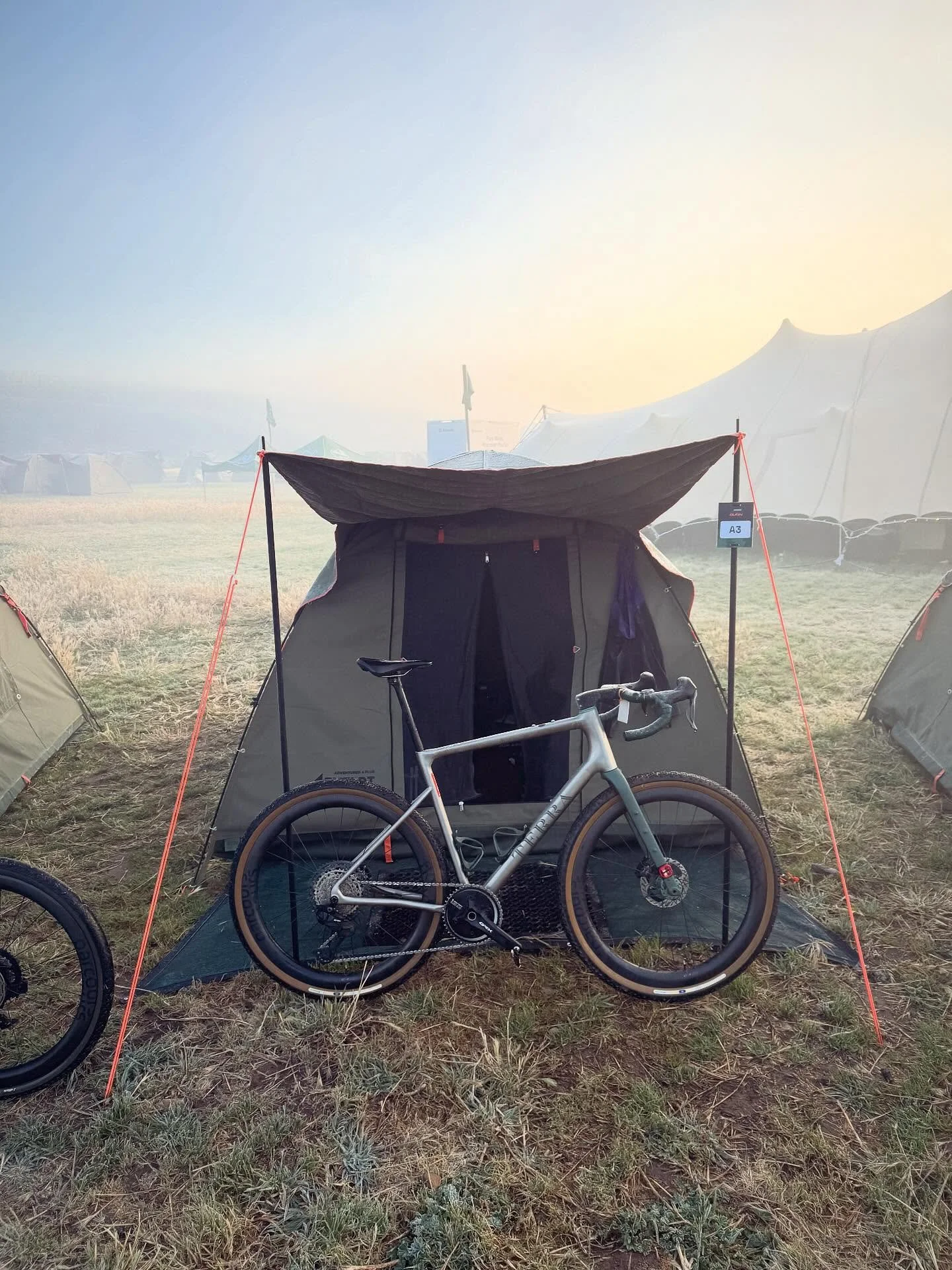 The @gravel_burn threw everything at the Incognita 3D this week. Day 1 was torrential rain and mud 🌧️, day 2 it was frozen solid 🧊 , day 3-5 brought burning heat 🔥, 6 was extreme wind and hail🌪️🌨️. The route also featured washboard gravel that t
