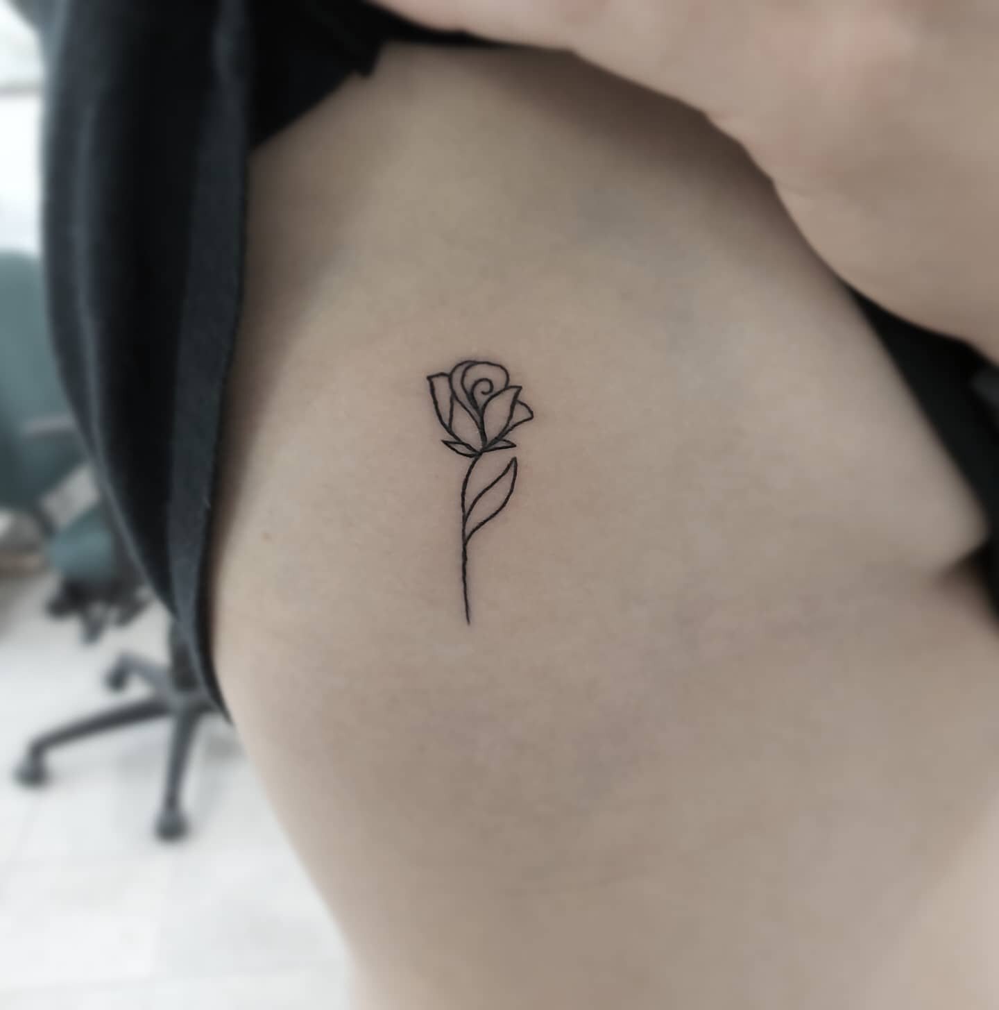 Little rib rose
.
.
.
.
.

#girlswhotattoo #tattooartist #torontotattoo #tattootoronto #ink #inked #torontoink #416 #yyz #artist #torontoartist #drawing #instatattoo #instaink #tattoo #tattoos #tattoostudio #beautifultattoos #tinytattoos #rosetattoo 