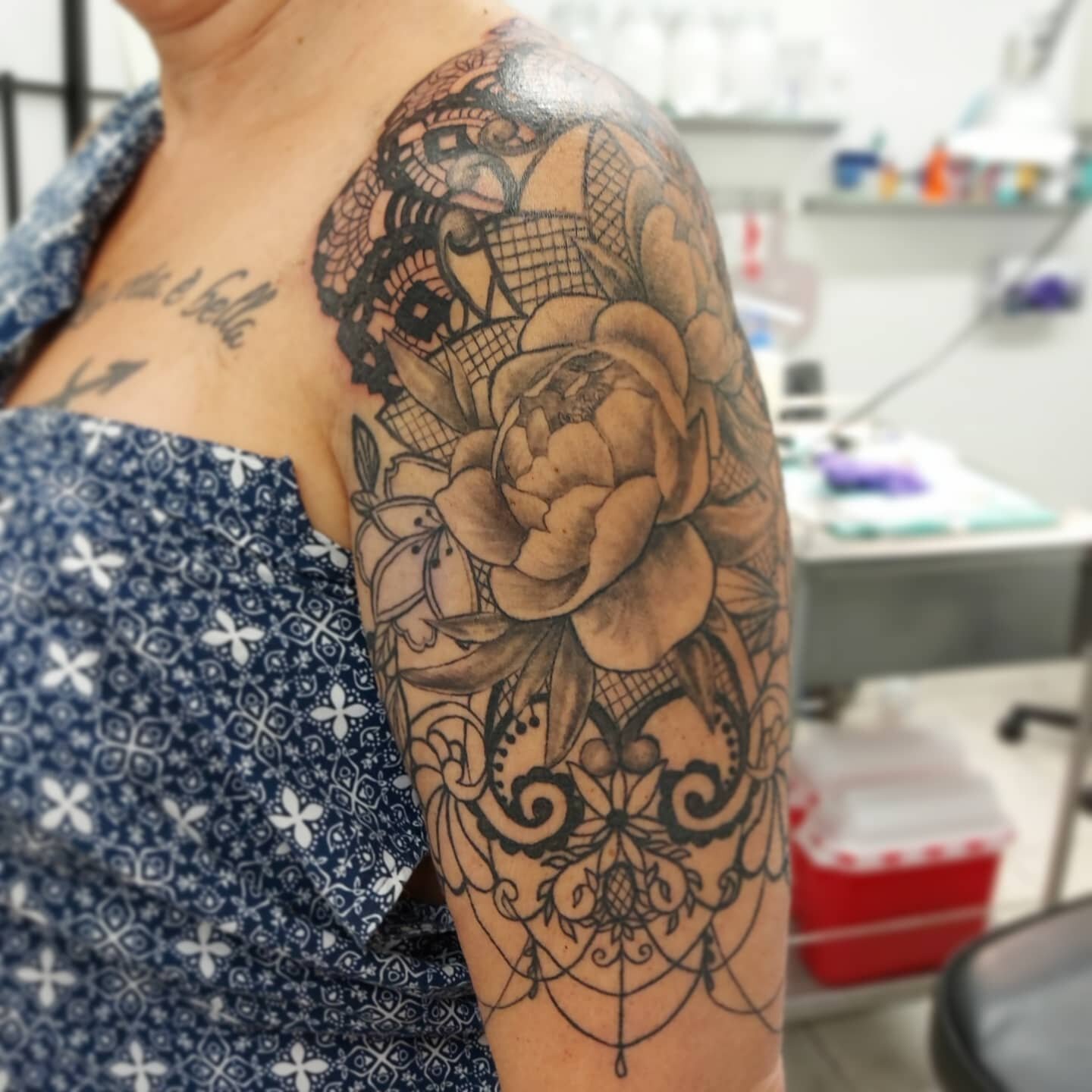 This lace is growing so organically. Like actual lace making. 😍
.
.
.
.
.

#ladytattooers #tattooartist #torontotattoo #tattootoronto #ink #inked #torontoink #416 #yyz #artist #torontoartist #drawing #instatattoo #instaink #tattoo #tattoos #tattoost