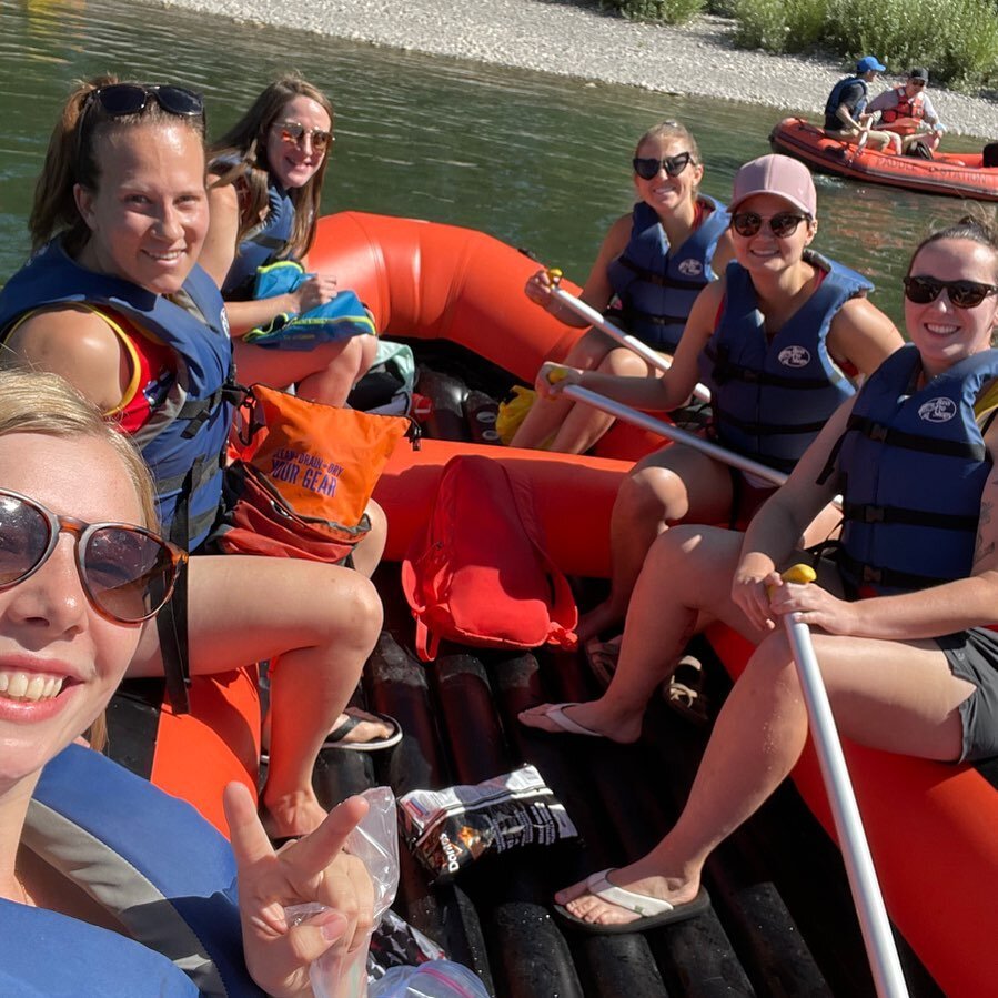 Sunday funday☀️🌊

Thank you @paddlestation for a great end of summer activity! Great friends, nice weather, and tons of fun!💛❤️
&bull;
&bull;
&bull;
#afl #aflwomens #rafting #paddlestation #yyc #fun #friendshipgoals #summer #river #aussierules #goo