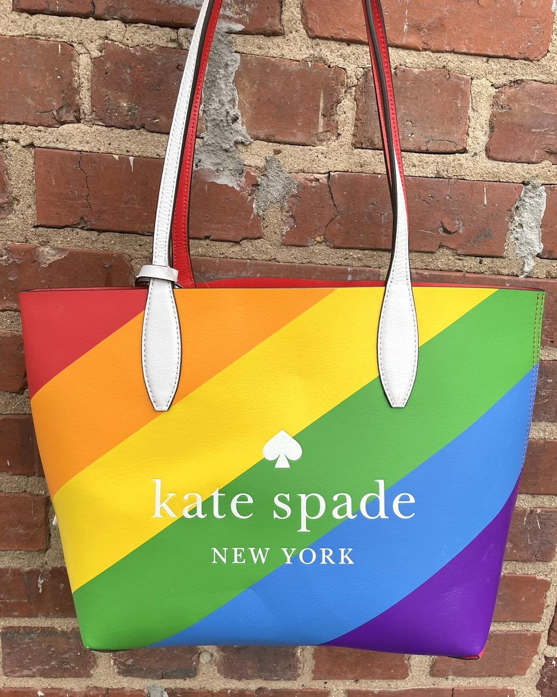 🌈🌈🌈
&bull;
&bull;
&bull;
#modeconsignment #modedurham #katespade #katespadebag #rainbow #shopdurham #shoplocal