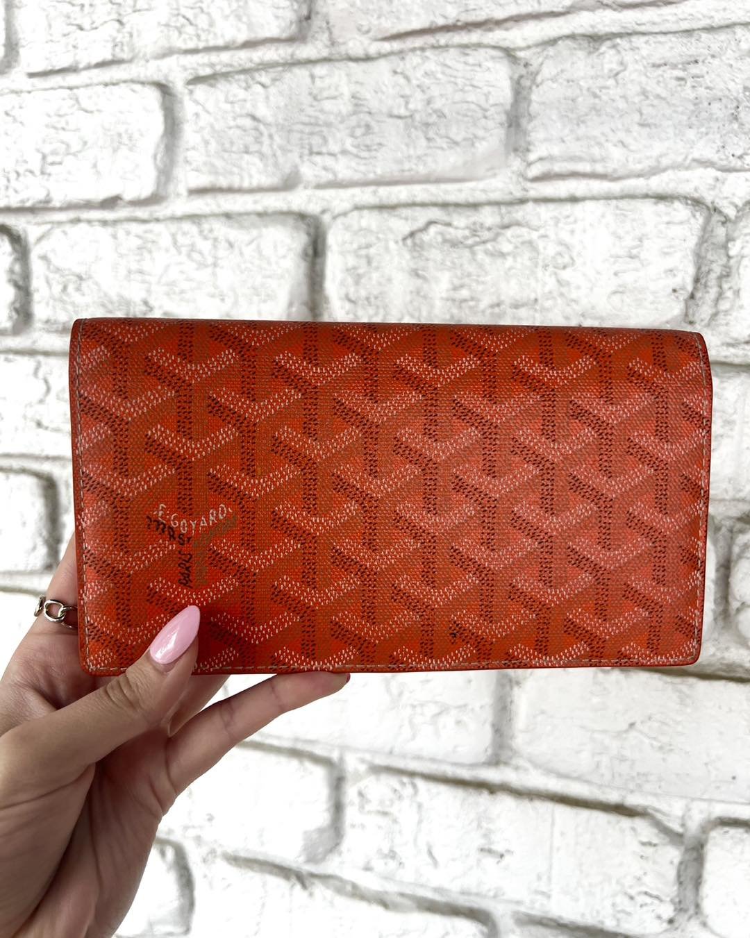 Obsessed with Goyard 🧡🍊
&bull;
&bull;
&bull;
#moderaleigh #consignmentboutique #designerresale #thrifted #trending #raleighnc #shoplocalraleigh #shopsmall #womenownedbusiness #luxurylovers #designer #luxurylifestyle #designerconsignment #haul #vira