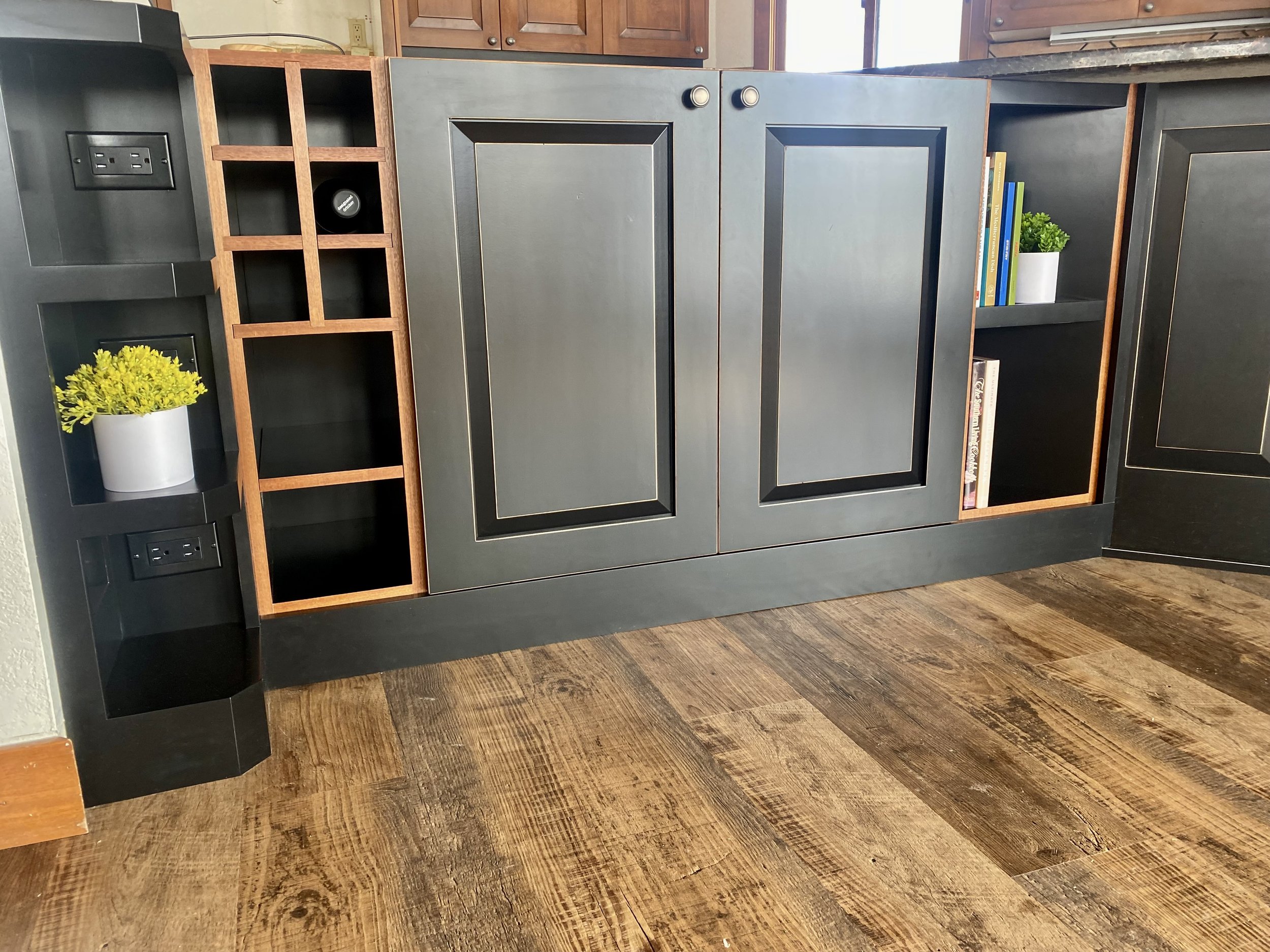Black_Lacquer_Cabinets_1.jpeg