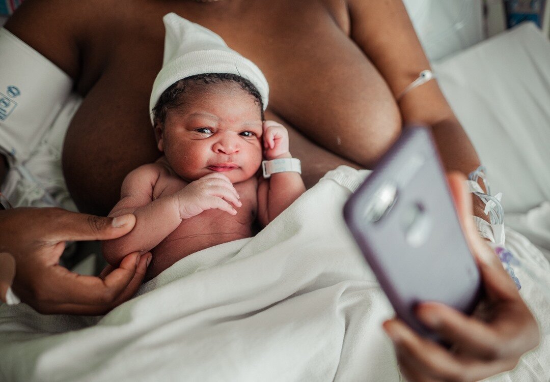 Your FaceTime game is strong straight out of the womb when you&rsquo;re born during a pandemic!⠀⠀⠀⠀⠀⠀⠀⠀⠀
⠀⠀⠀⠀⠀⠀⠀⠀⠀
This little guy was the most expressive and alert freshly born babe I&rsquo;ve ever seen and I can&rsquo;t wait to share more of his bi