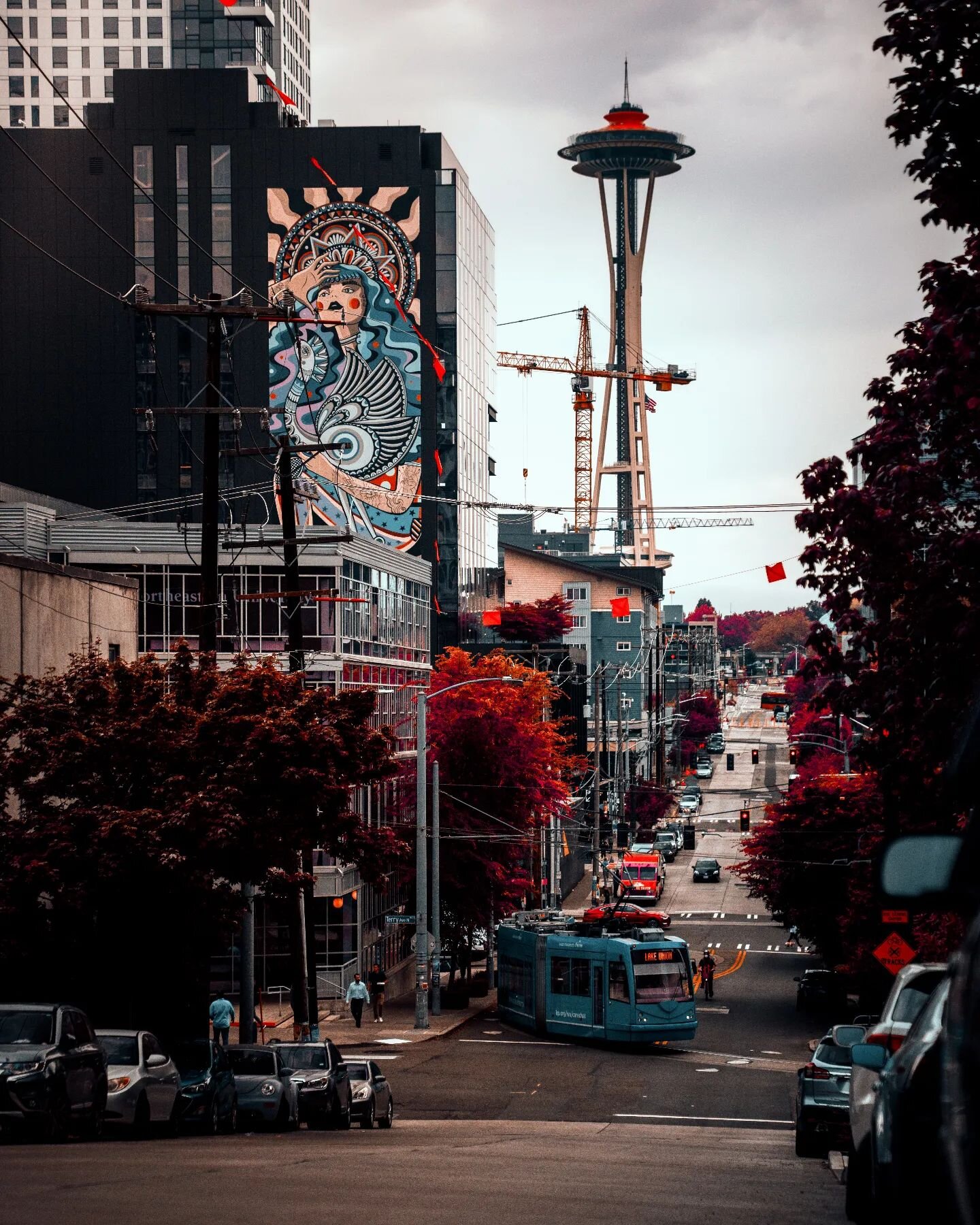 &quot;Daily Thrive.&quot;
.
.
It's all about the Hustle and bustle of the city that keeps you going. I find it comforting,  but some might find it distracting🤔.
.
.
Camera: Sony A7R IV 
Focal Length: 70mm
Aperture: f2.8
ISO: 100
Shutter: 1/1600
.
.
