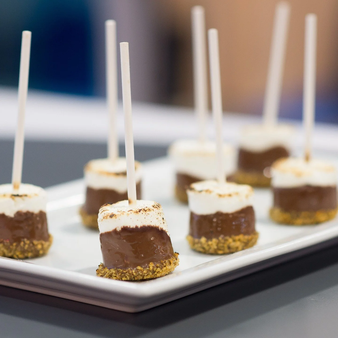 Our popular s'mores pops are always a hit! 🍫🔥 

Marshmallows dipped in rich chocolate, rolled in crunchy graham crackers, and torched to perfection. 

This sweet treat has attendees coming back for more every time! 

#SmorePlease #CrepesALatte #Tra
