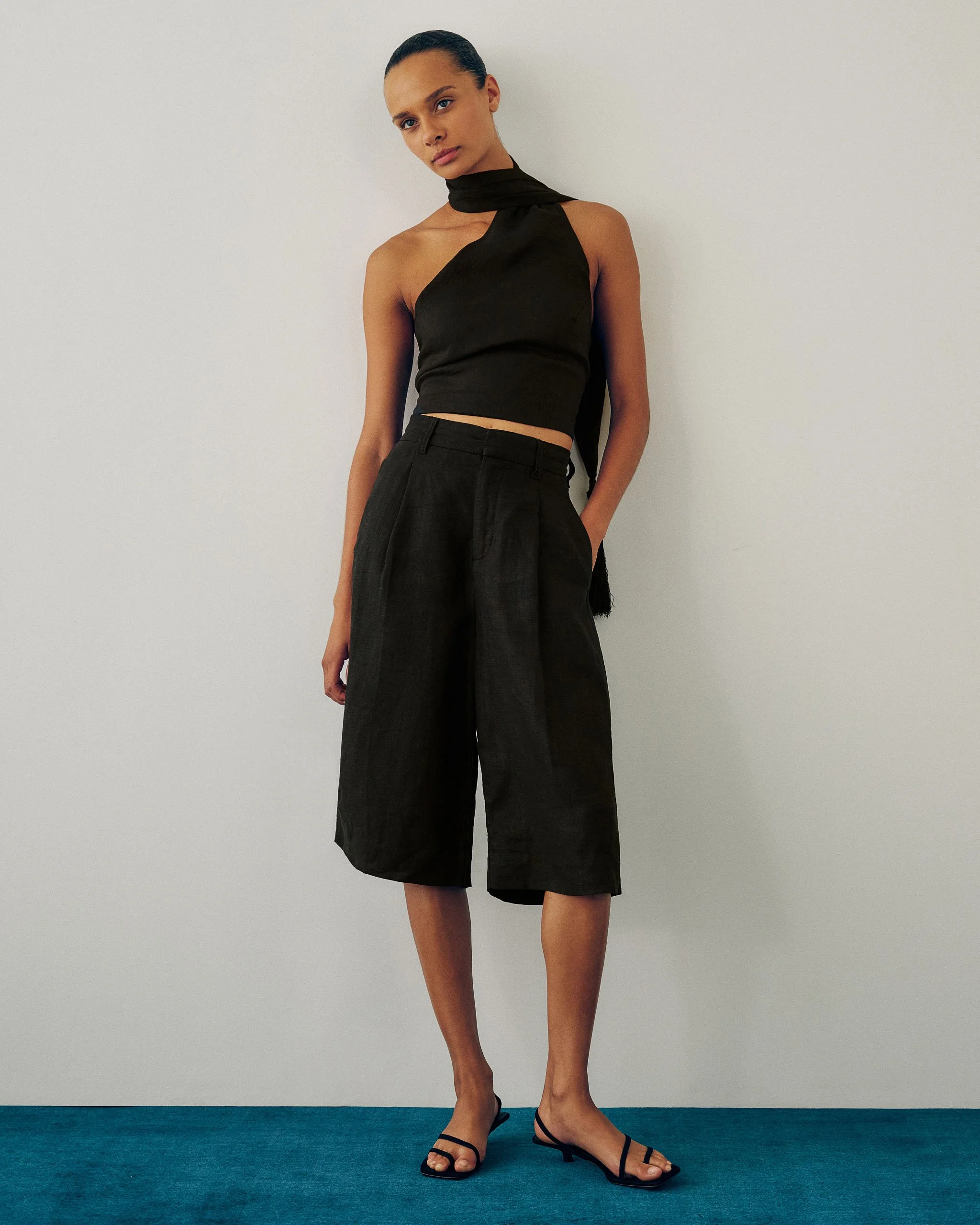 HEPBURN SHORT PLEATED 14.5 BLACK LINEN SCARF TIE TOP BLACK LINEN_01.jpg