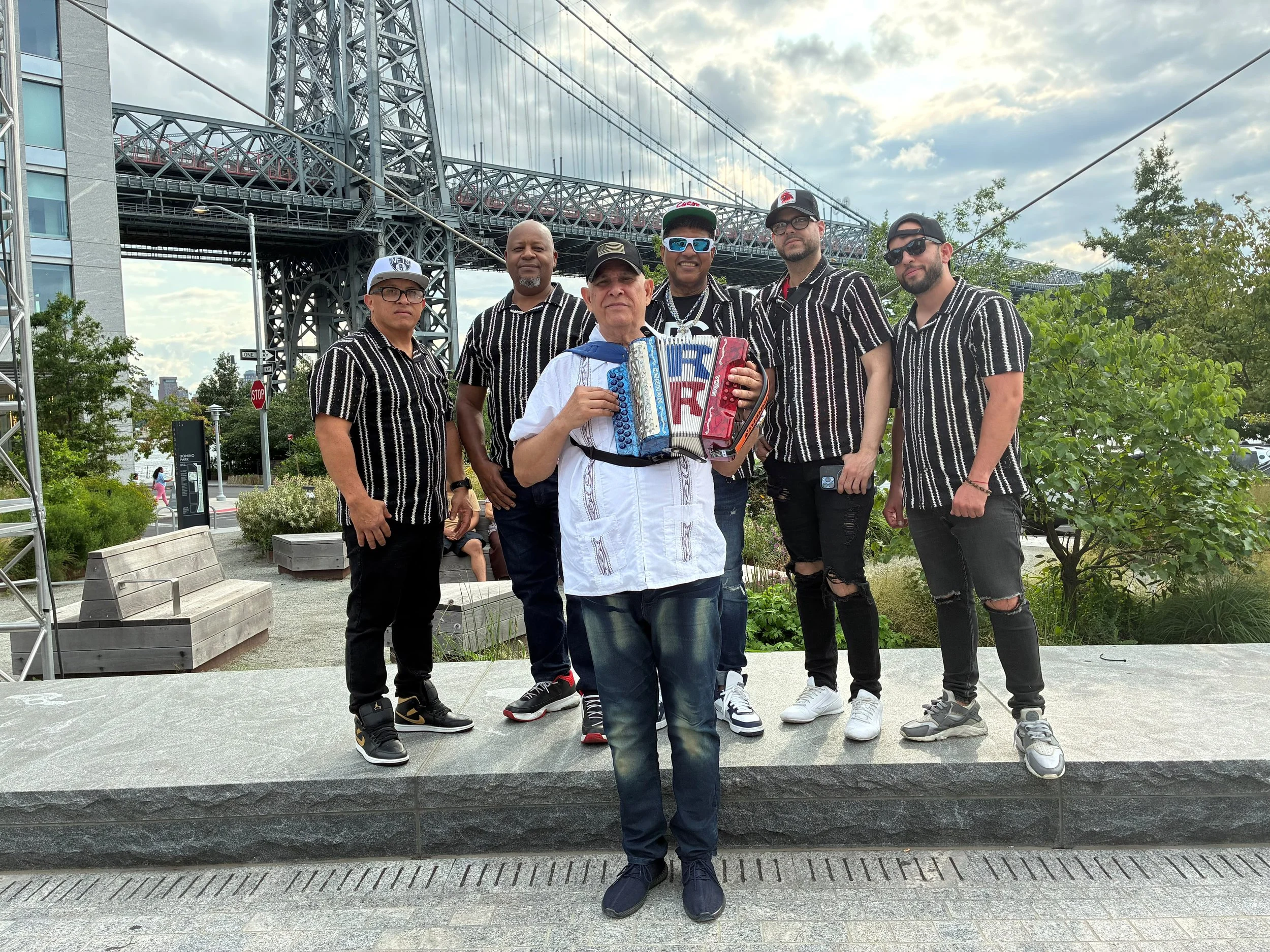 Berto Reyes y Su Perico Ripiao - Traditional Dominican Merengue Music with a master accordionist