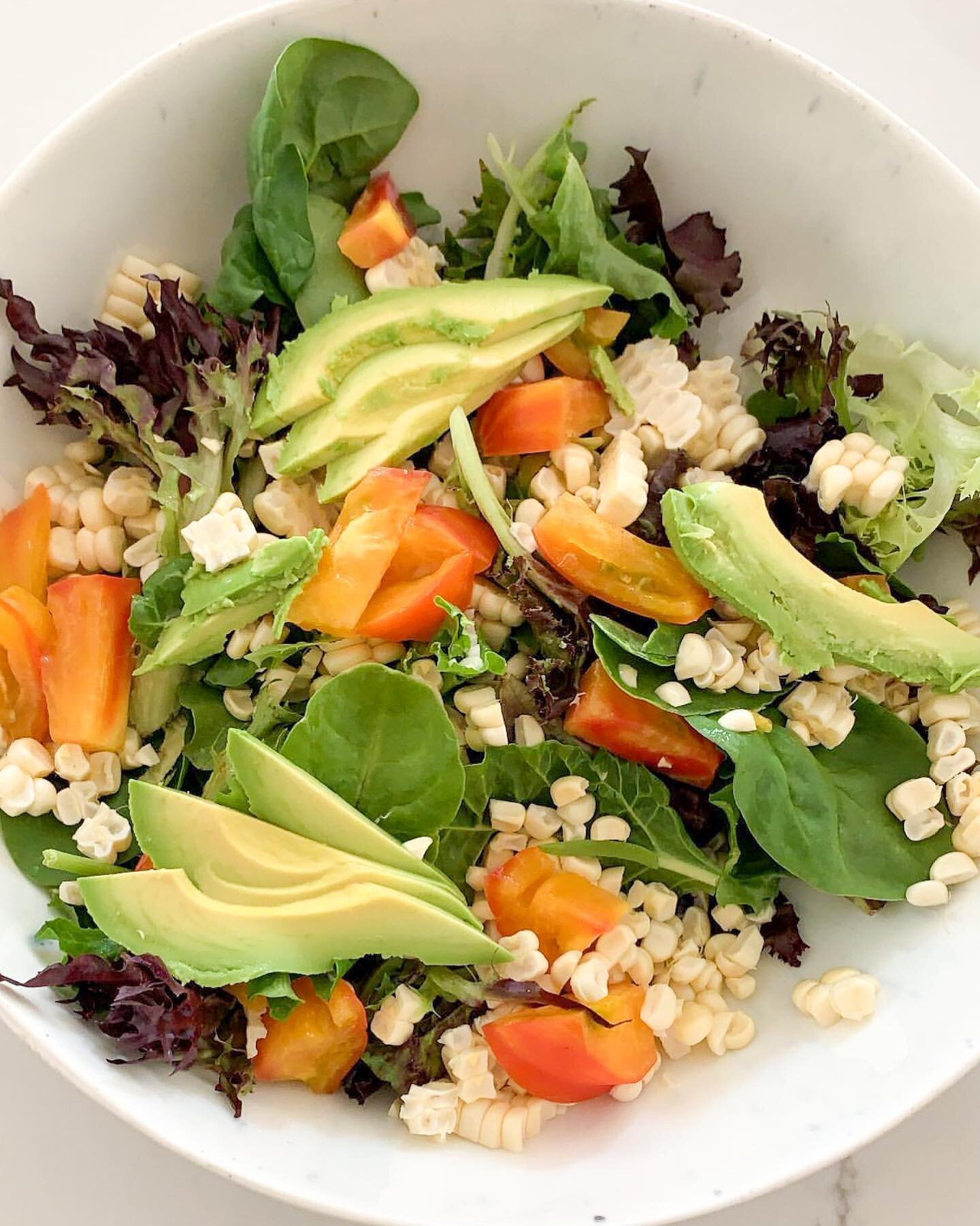 I threw together this #salad combo over the long weekend and it has been served on repeat over here ever since 😍

Heirloom Tomato and Corn Salad
3 oz sweet greens
1 medium #heirloom #tomato, sliced
1 ear of corn, cut off the cob
1 avocado, sliced
Ch