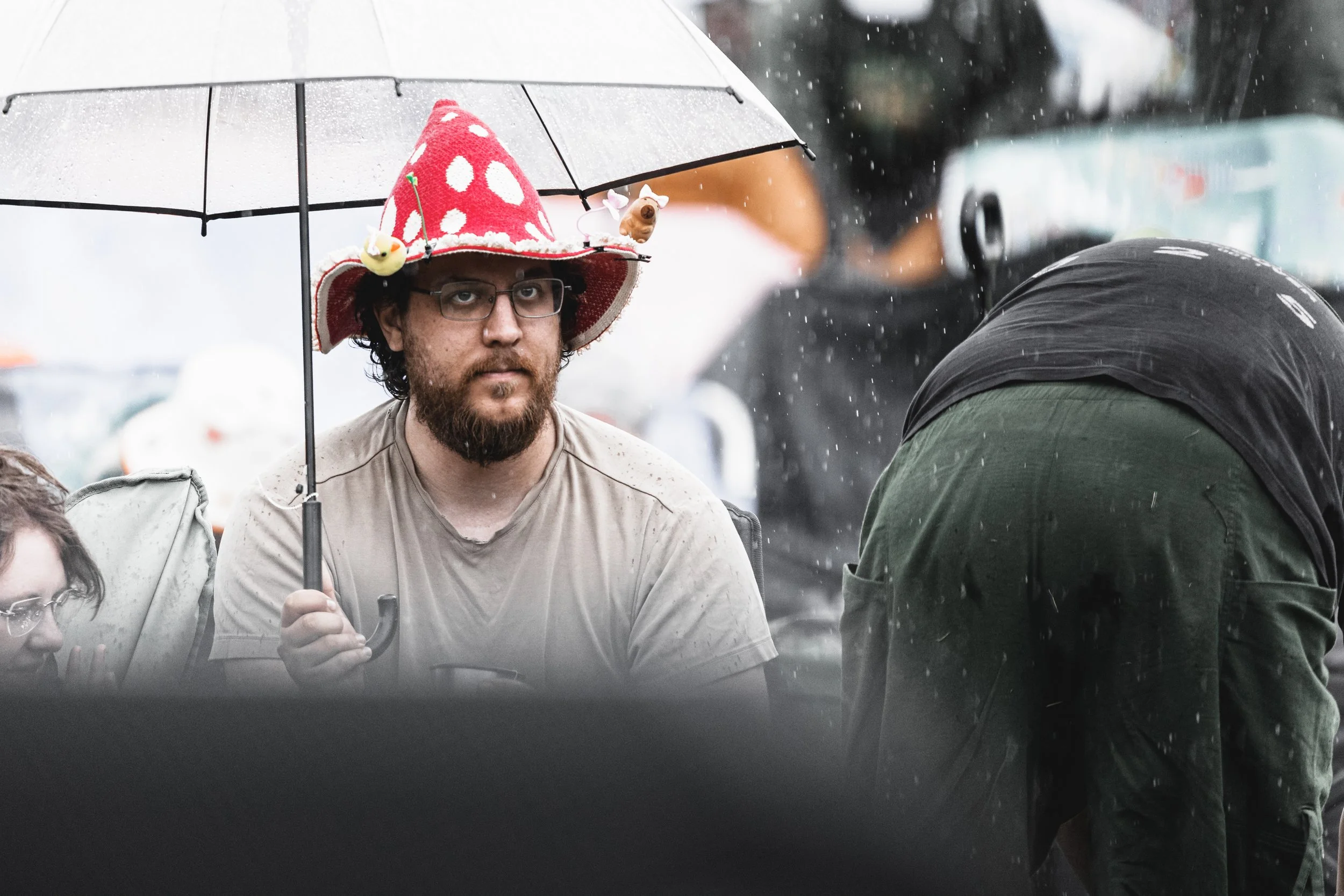 Audience red hat rain-4238.jpg