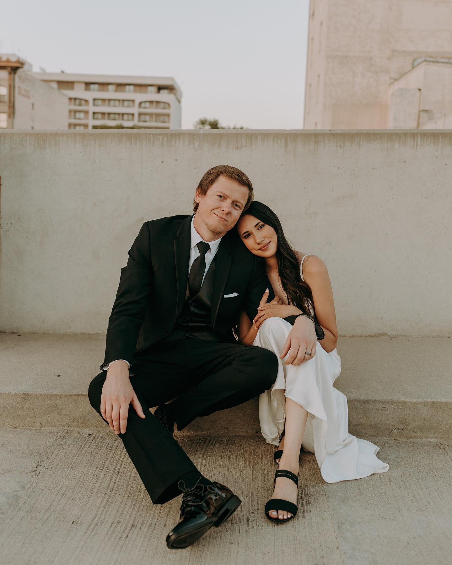 When you show up to slay your courthouse elopement shoot! Like what!? Ashley and JD decided to make it official on their 7 year dating anniversary 🥲 The sweetest evening with these two! 

#downtownfresno #courthousewedding #fresnocourthouse #fresnow