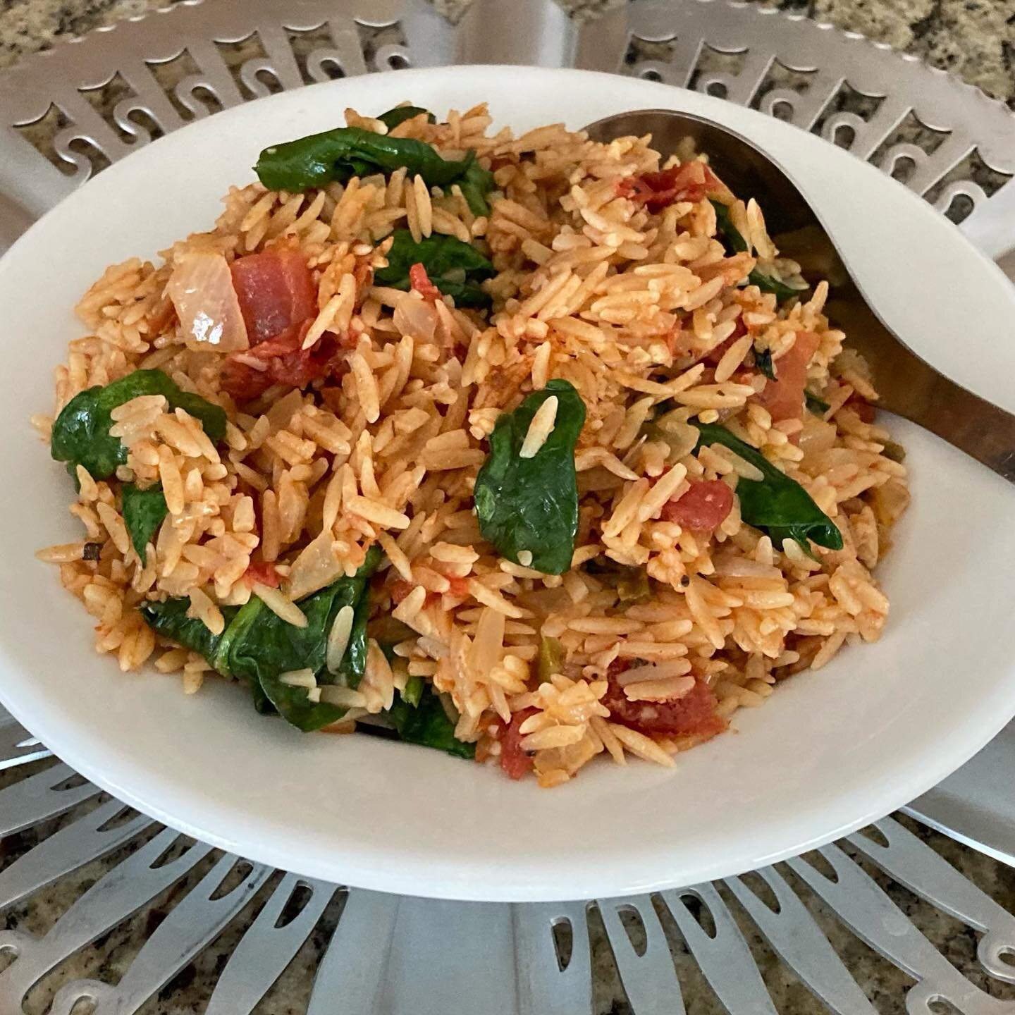 Orzo and Spinach got a fresh new start when they were joined by some colorful tomatoes!  #sitto  #aleppocooking  #spinach #syrianfood #sittoskichen