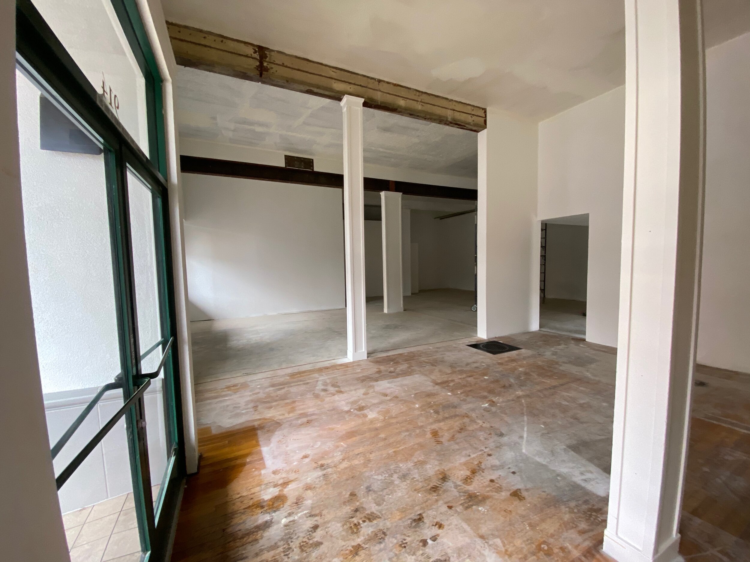 15' ceilings throughout space.