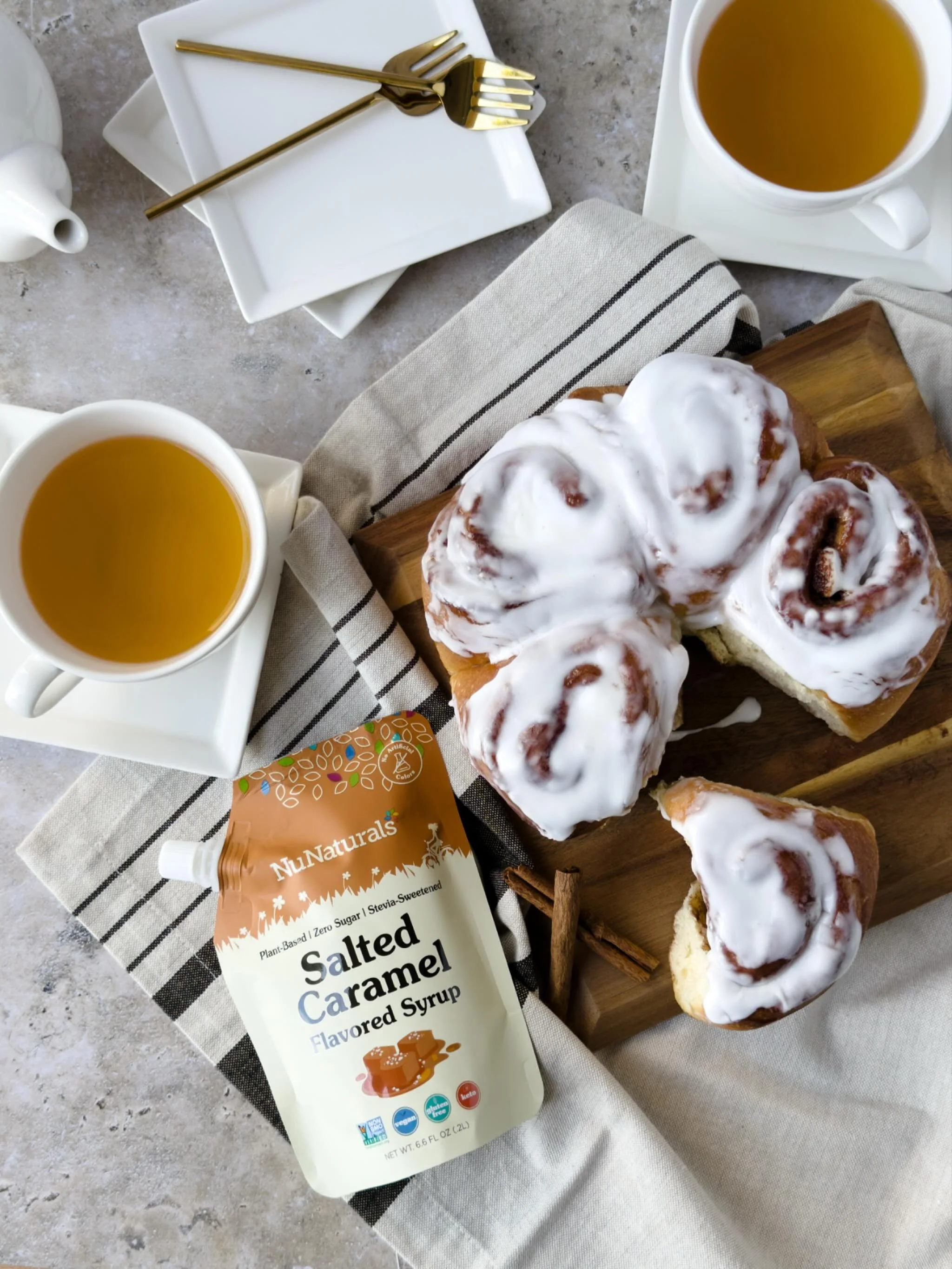 Nothing says fall quite like the cozy aroma of cinnamon rolls and warm caramel ✨🍂
This Salted Caramel Syrup adds a touch of indulgence to seasonal recipes, styled here with soft textures and golden tones to capture the essence of autumn.
In my produ