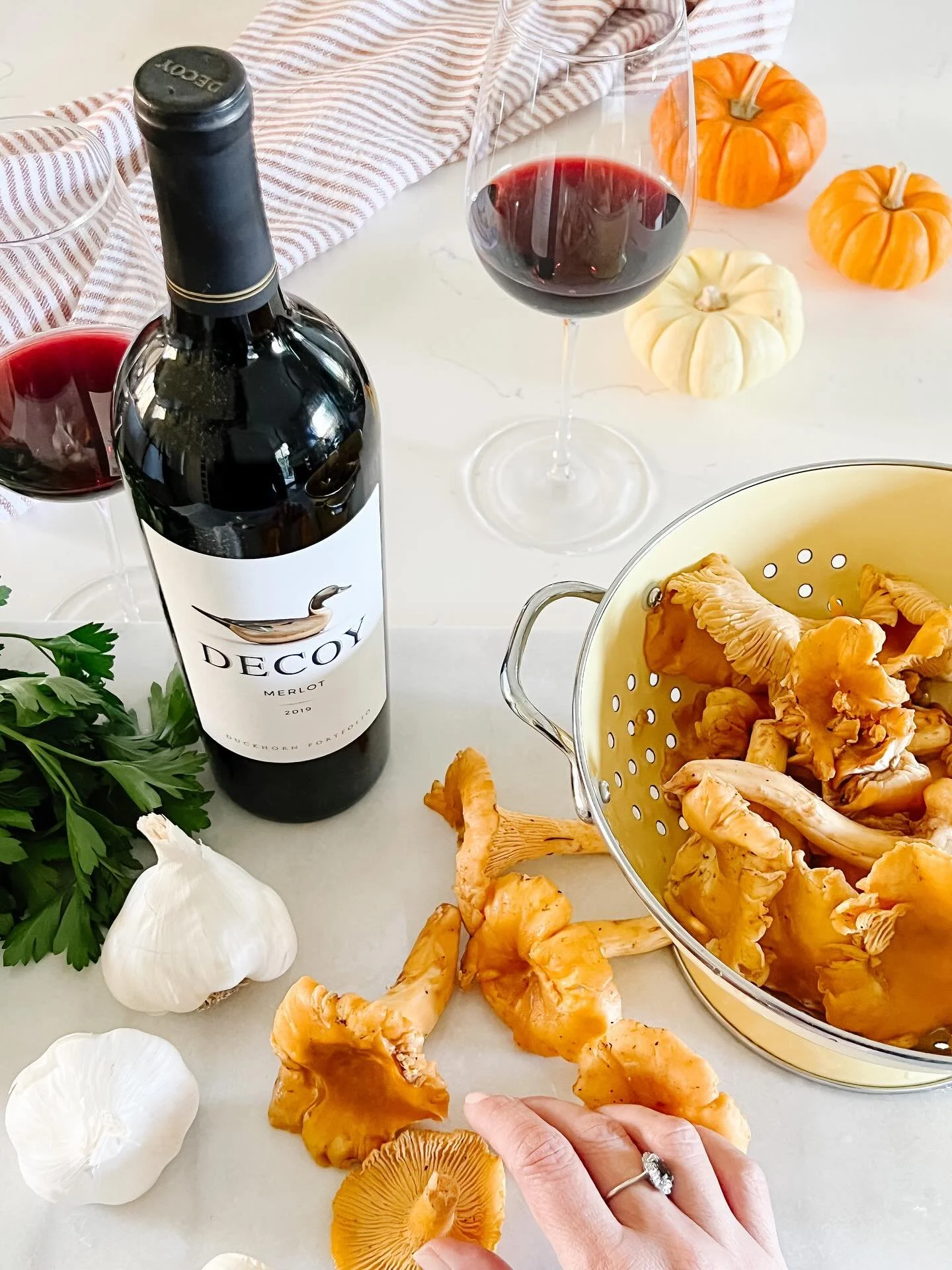 Chanterelle season is officially here &mdash; and that means cozy evenings in the kitchen, warm earthy aromas, and a good glass of Merlot to match 🍷✨

I love capturing these seasonal moments through lifestyle photography and food styling &mdash; sho