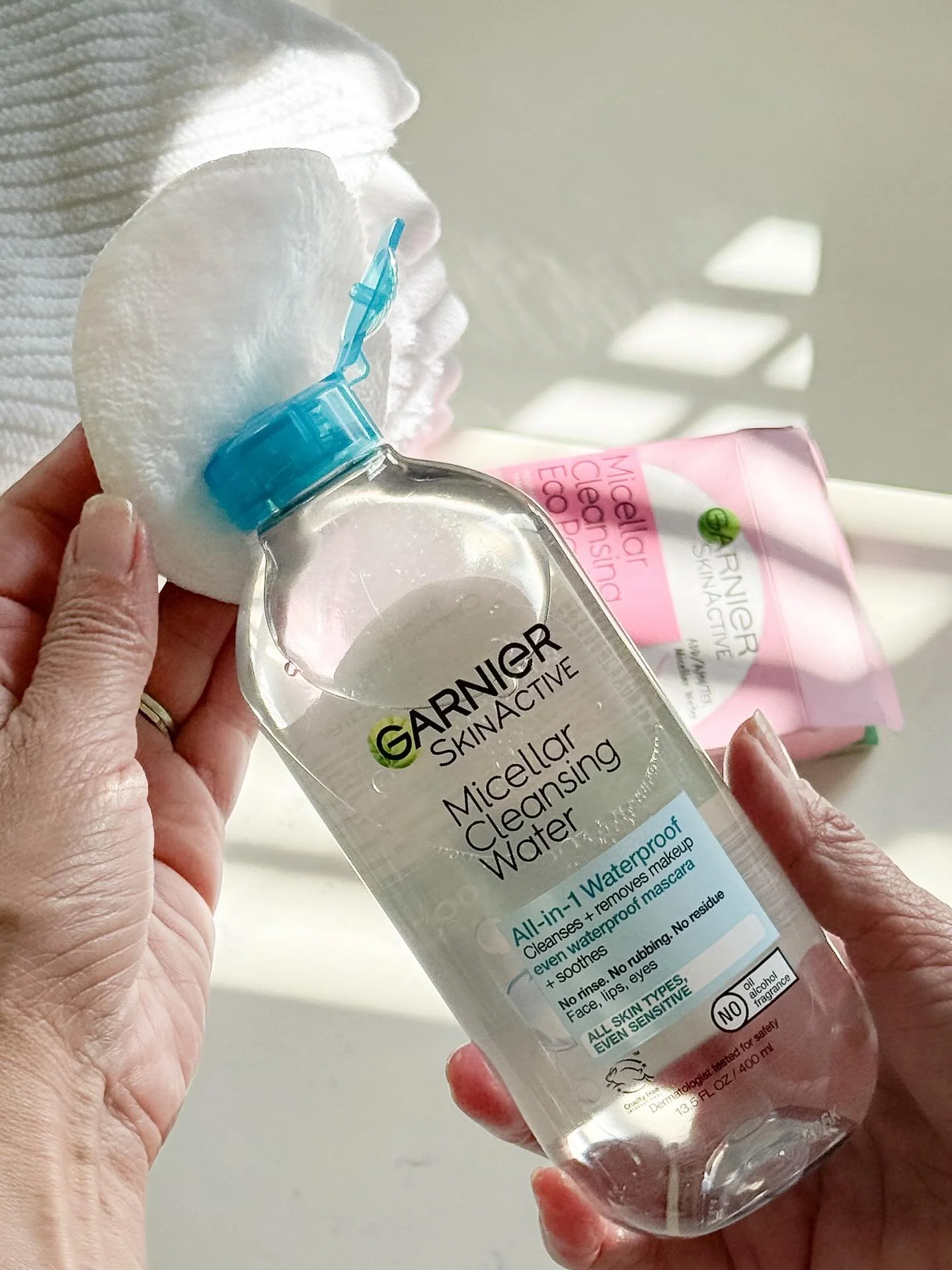 Soft morning light, natural textures, and a bit of everyday ritual, the kind of details I love to capture. ✨📸
Here I played with how the light hits the Garnier SkinActive Micellar Cleansing Water &mdash; fresh, clean, and effortless, just like the f