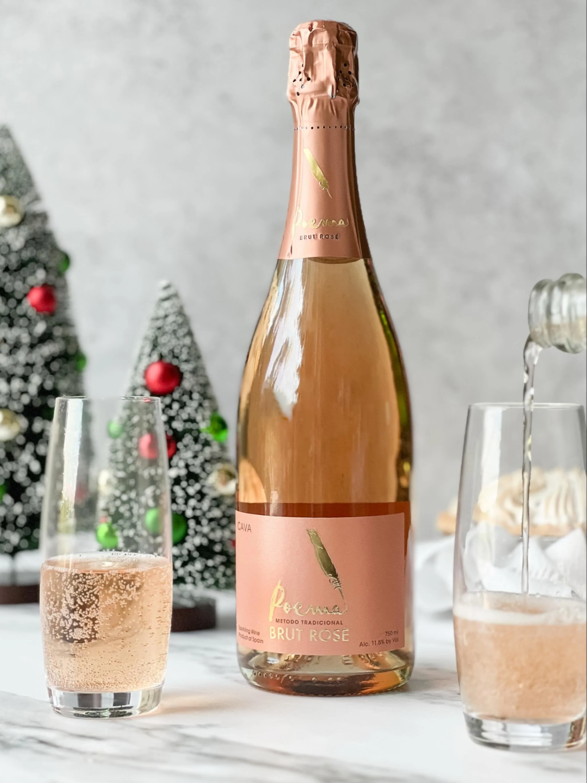 December is made for sparkle &mdash; and for brands, it&rsquo;s the moment when visuals matter more than ever. ✨
I create elevated product photography, lifestyle content, and editorial styling that help holiday campaigns feel polished, intentional, a