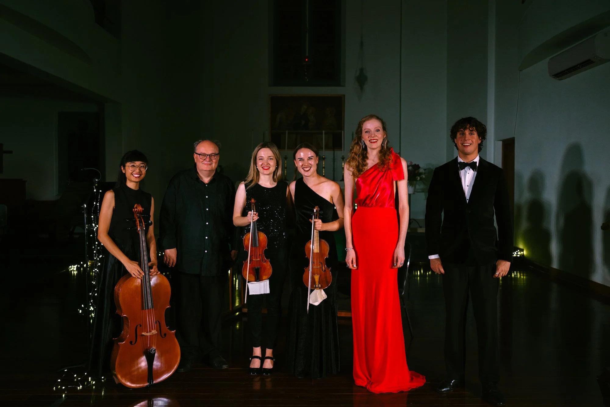 Krista Low, Stewart Smith, Eliza McCracken, Sarah Papadopoulos, Bonnie de la Hunty, and Jason Kroll, in ‘Christmas with HIP Company’ 2024, at St Mary’s Church, South Perth - photo by Partografia Photography and Film.