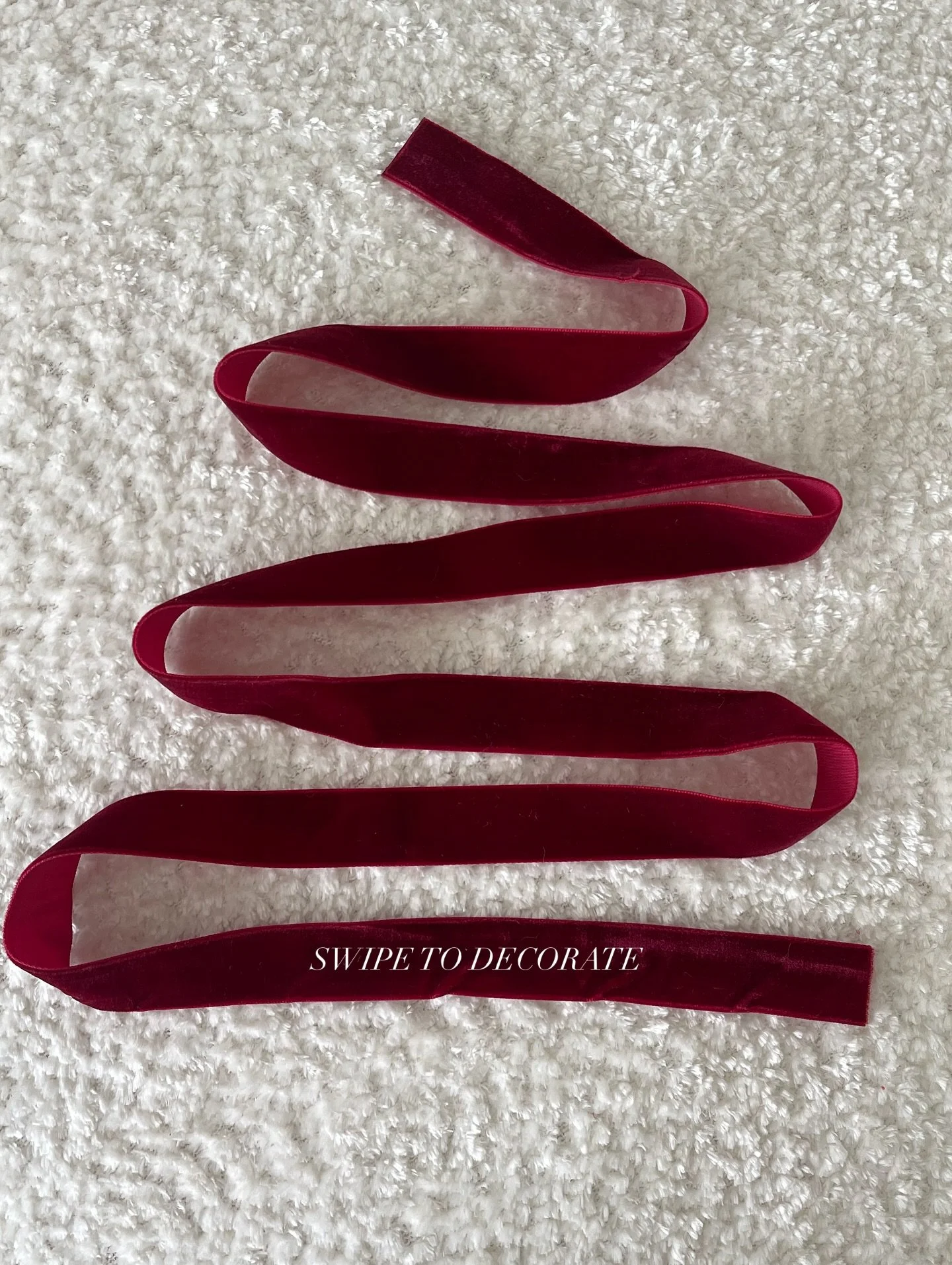 🌲SWIPE to decorate. Who needs ornaments when you have gold? ✨ 

#HolidayJewelry #GoldJewelry #GiftIdeas #JewelryTrend #HolidayAesthetic #JewelryObsessed #LuxuryStyle #JewelryInspo #OOTDDetails #HolidayGlam #GoldenHourStyle #FestiveSeason #SmallBusin